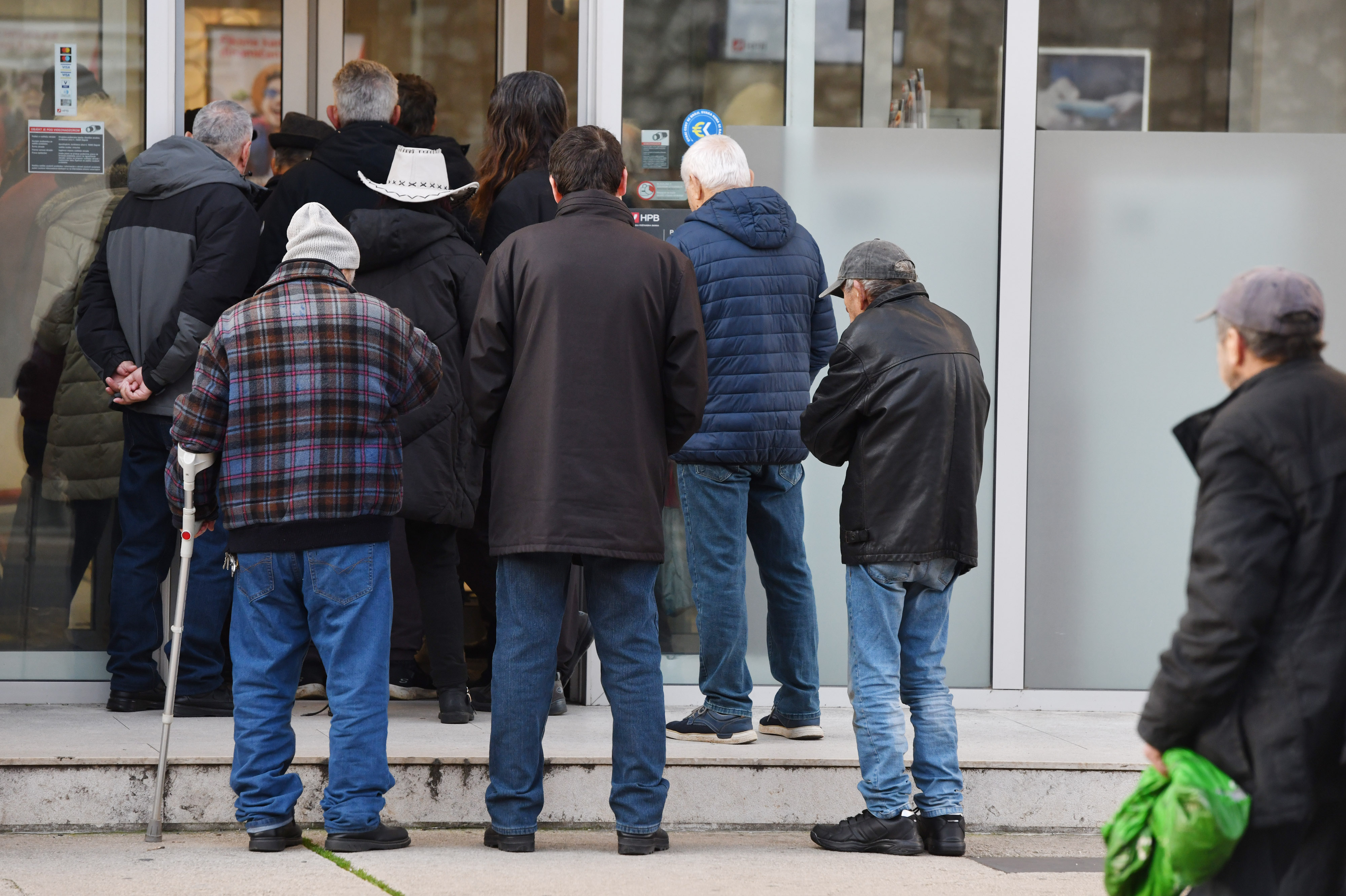 ibenik: Guva ispred banke zbog isplate mirovina