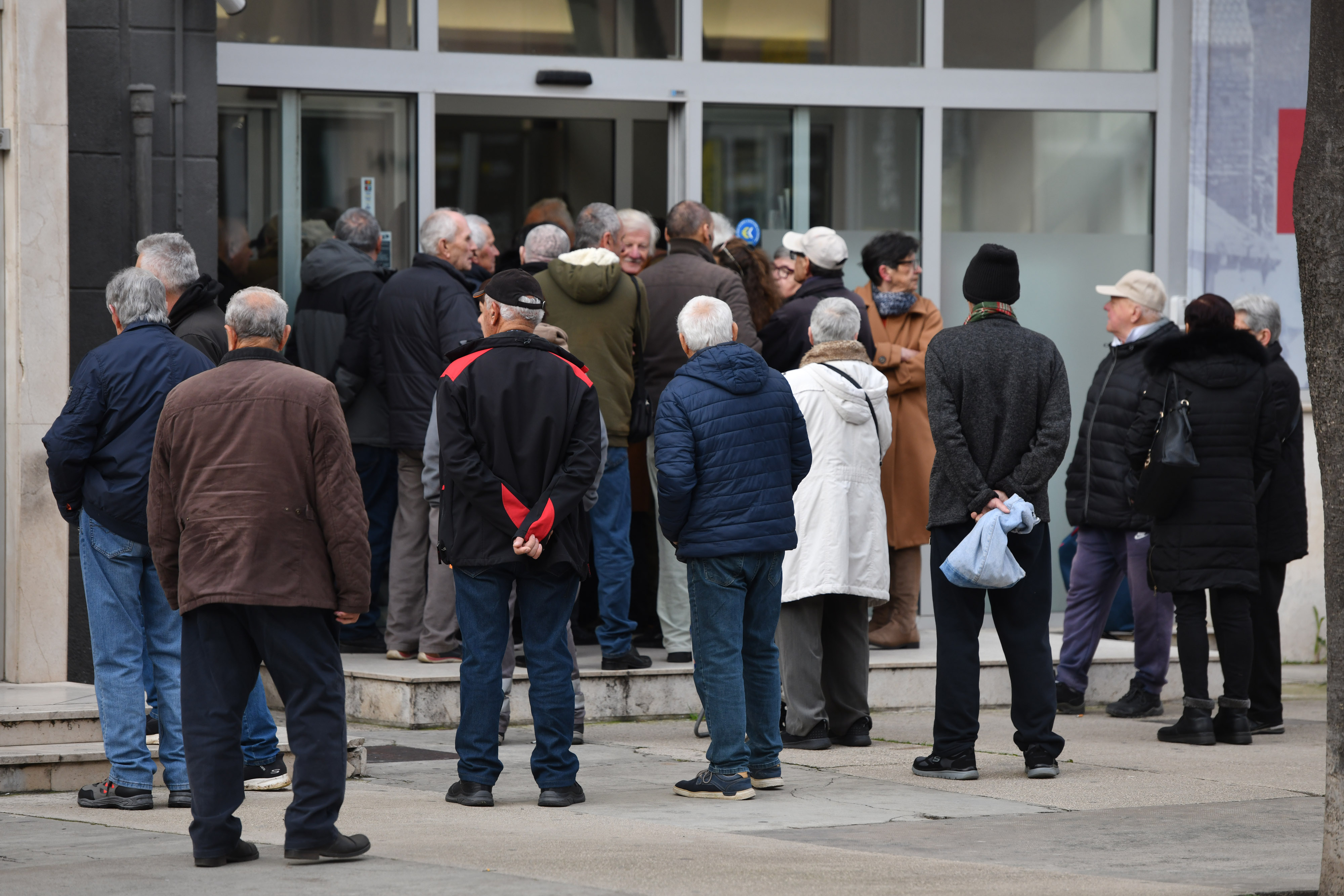 ibenik: Guve ispred banaka za podizanje mirovina
