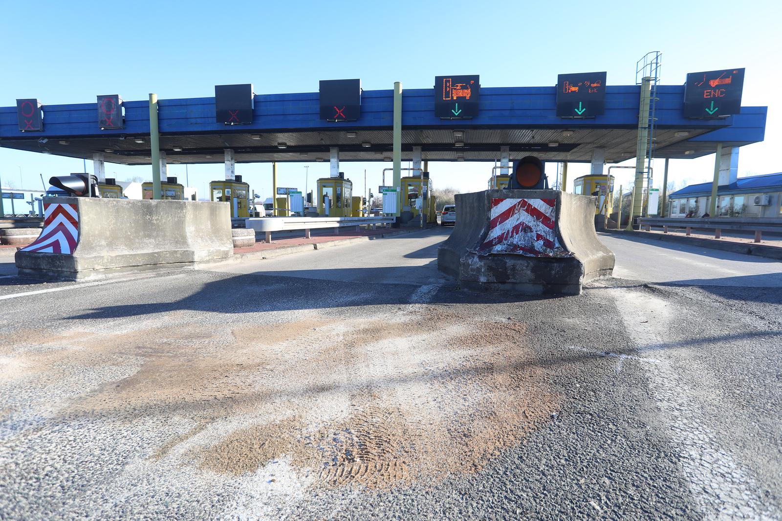 Karlovac: Mukarac se autom zabio u naplatne ku?ice i poginuo