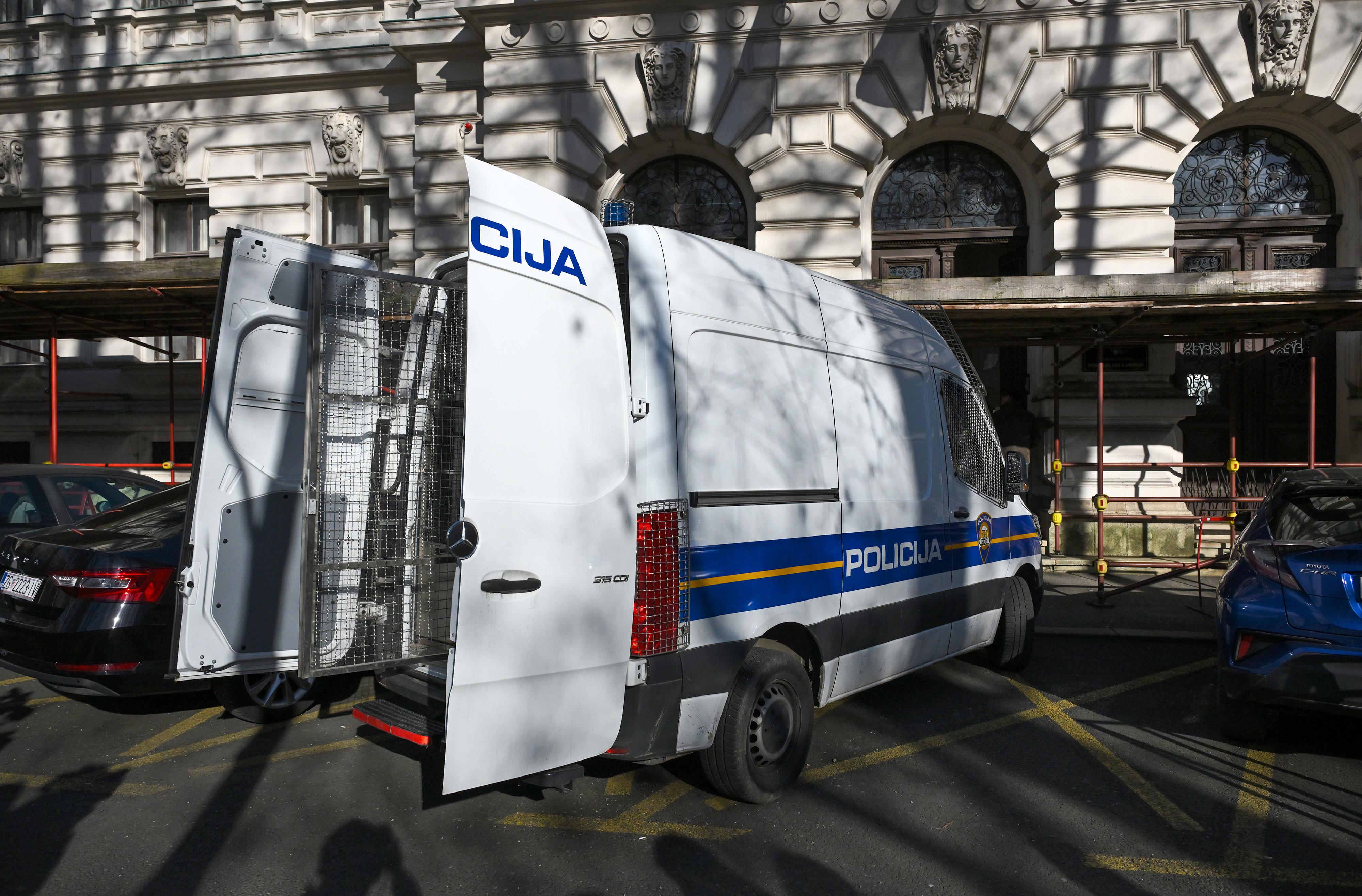 policija, privođenje, marica, kombi