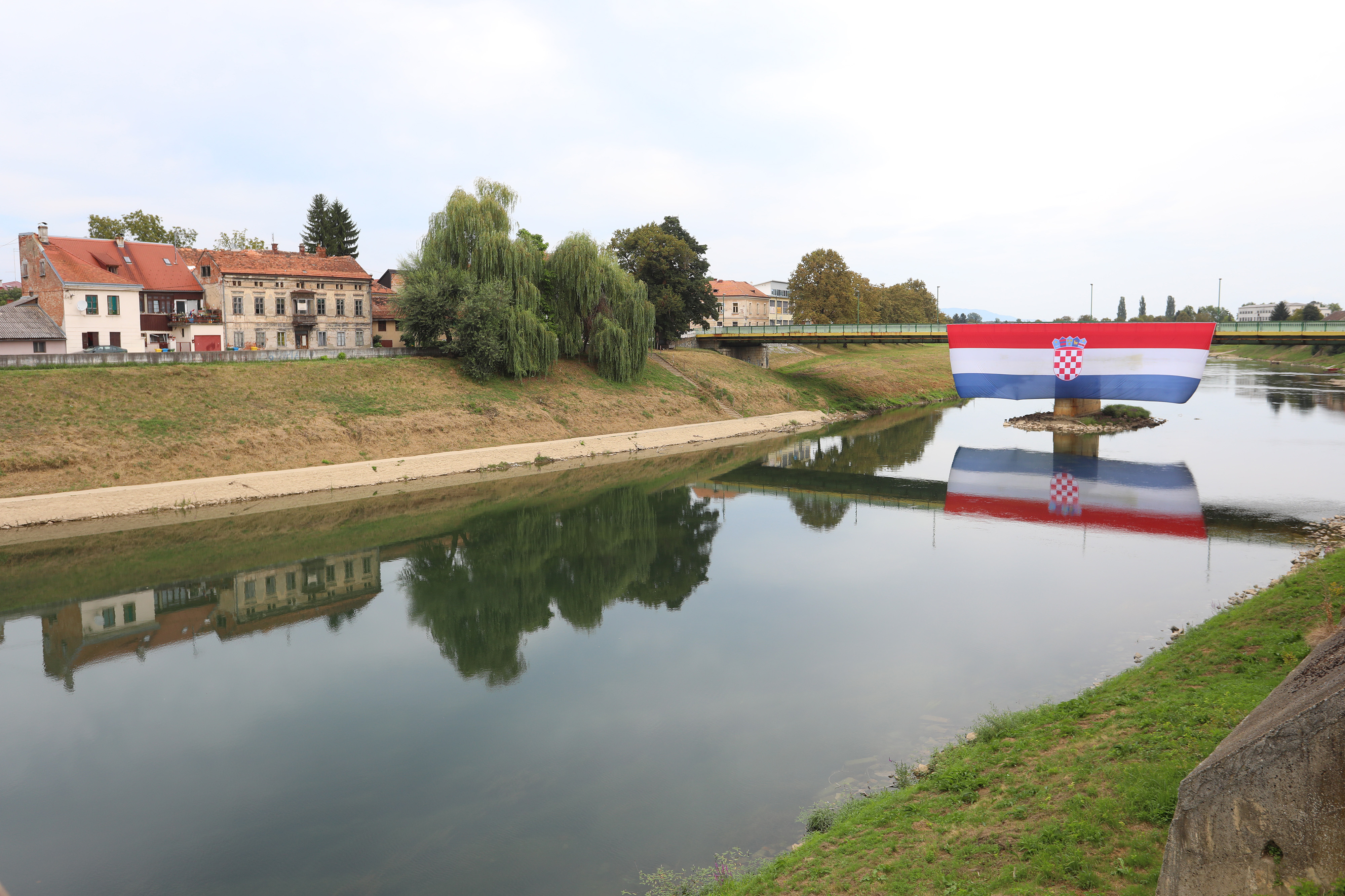 Karlovac: Zastava na mostu preko Kupe