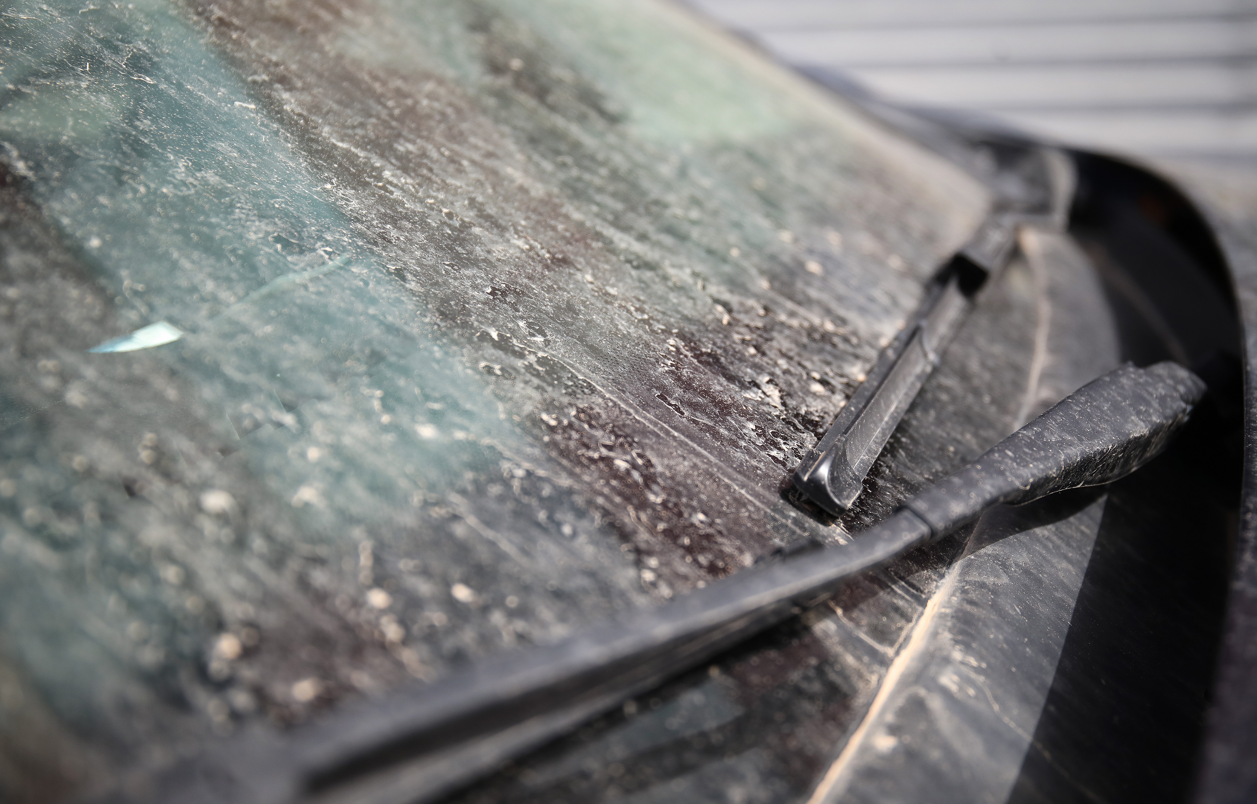 Zagreb: Čestice pustinjskog pijeska preko noći prekrile automobile