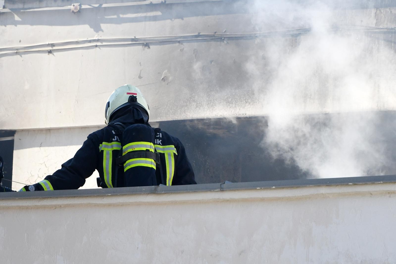 ibenik: Poar na terasi  stana u stambenoj zgradi naselja Badekin