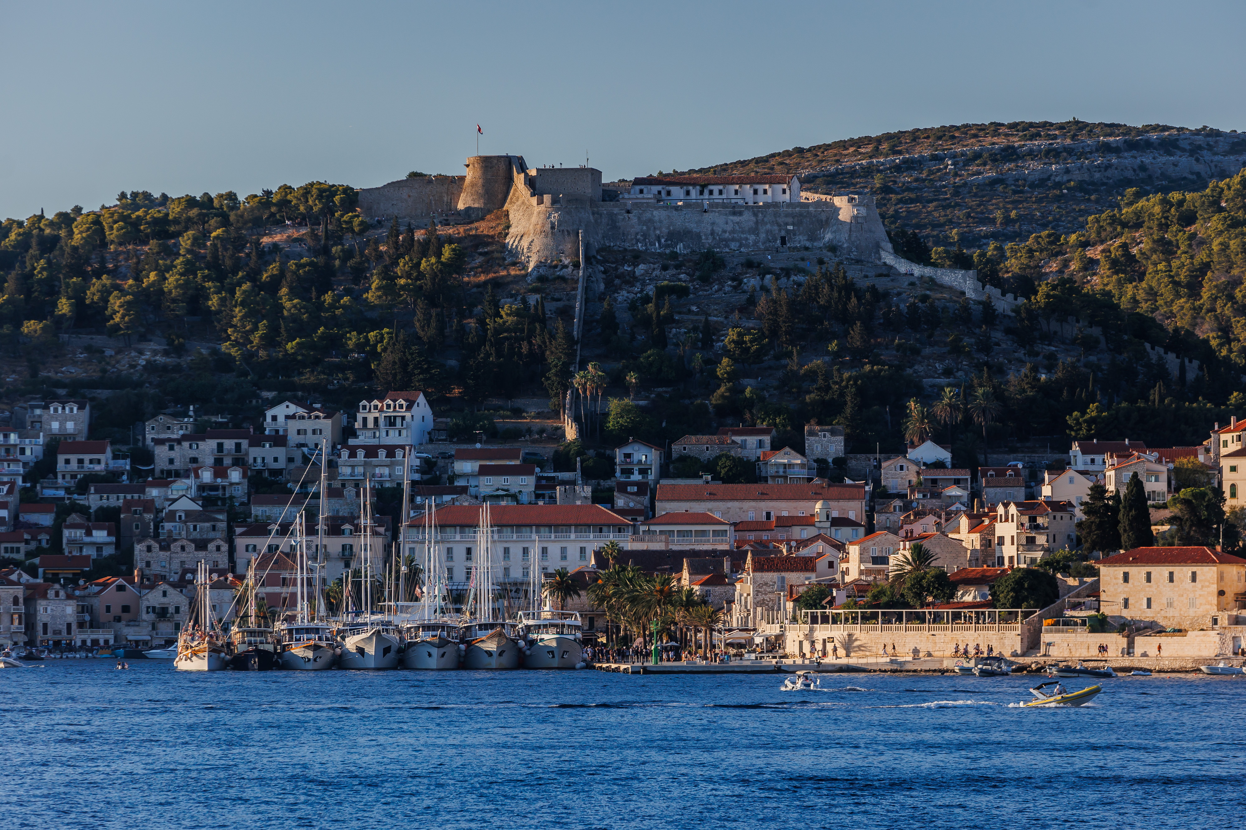Hvar: Pogled na grad Hvar u poslijepodnevnim satima