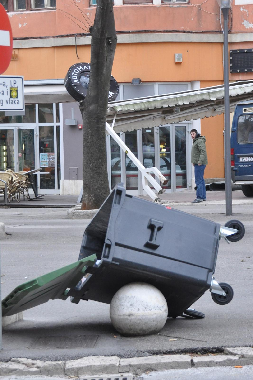 Pula: Jaki naleti bure trgali reklamne panoe i prevrtali kontejnere za sme?e