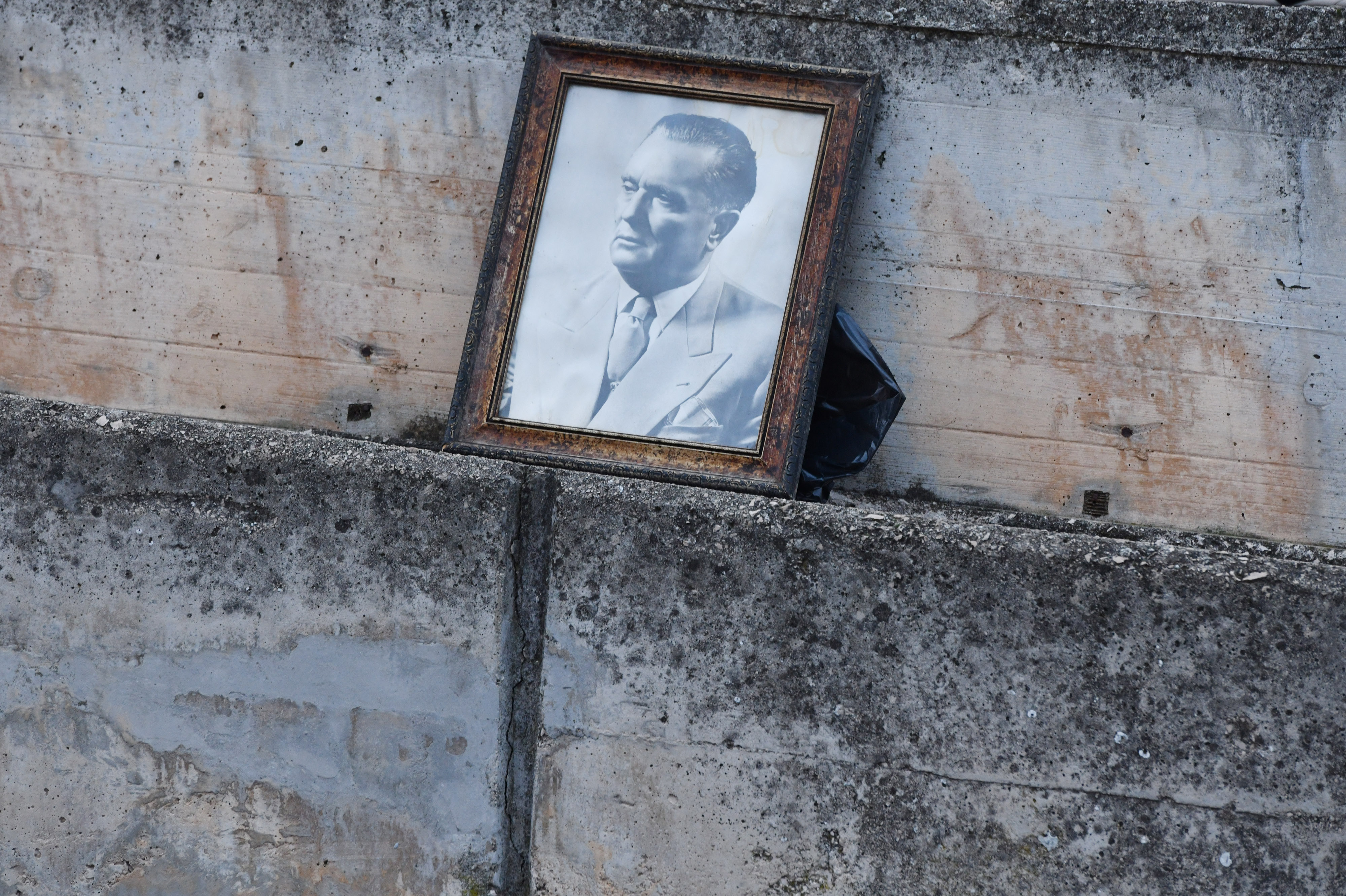 ibenik: Ostavljena slika Josipa Broza Tita na parkingu ispred  ulaza za Hitnu pomo?