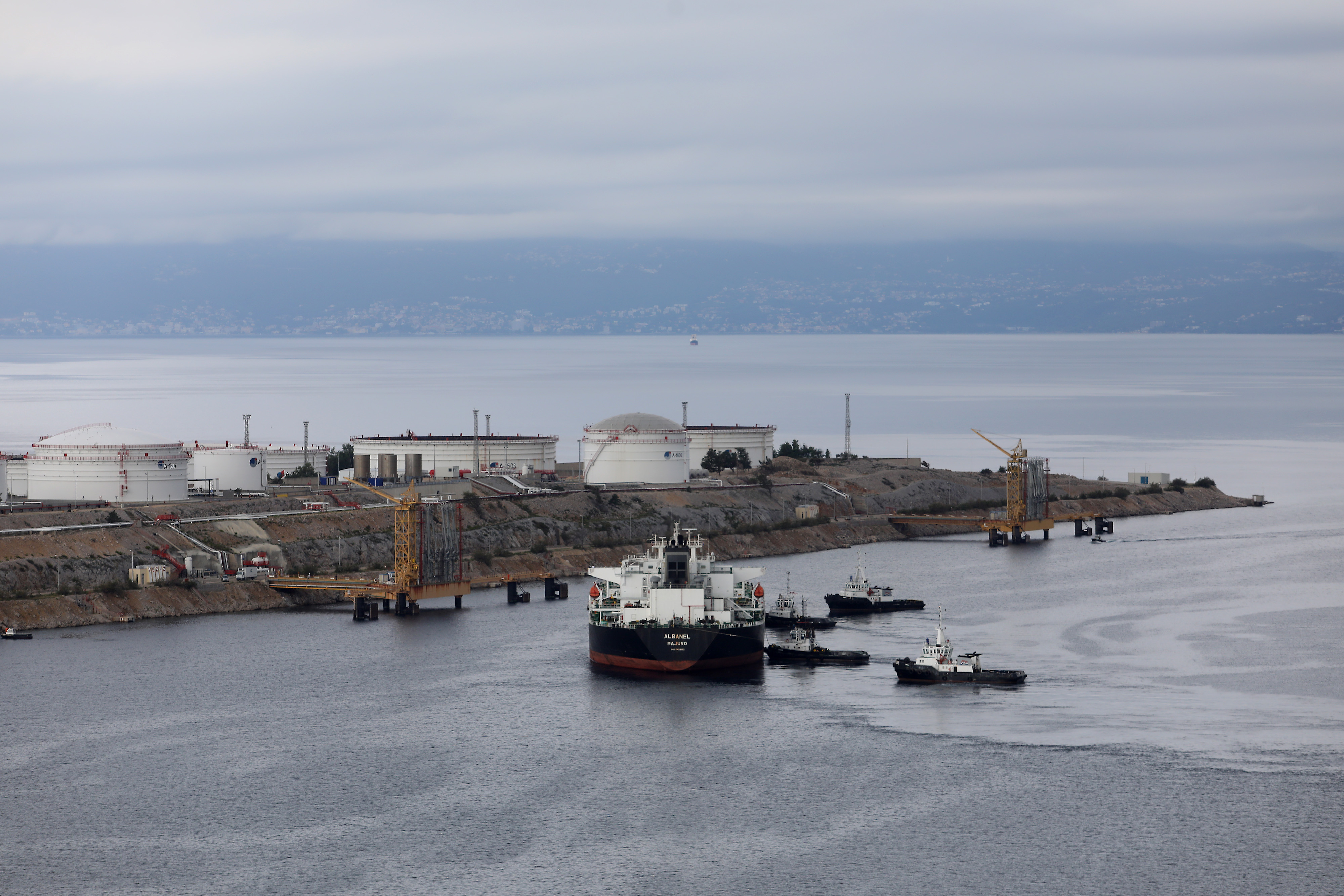 Uplovljavanje tankera Albanel  na vezove Janafa u omialjskoj luci