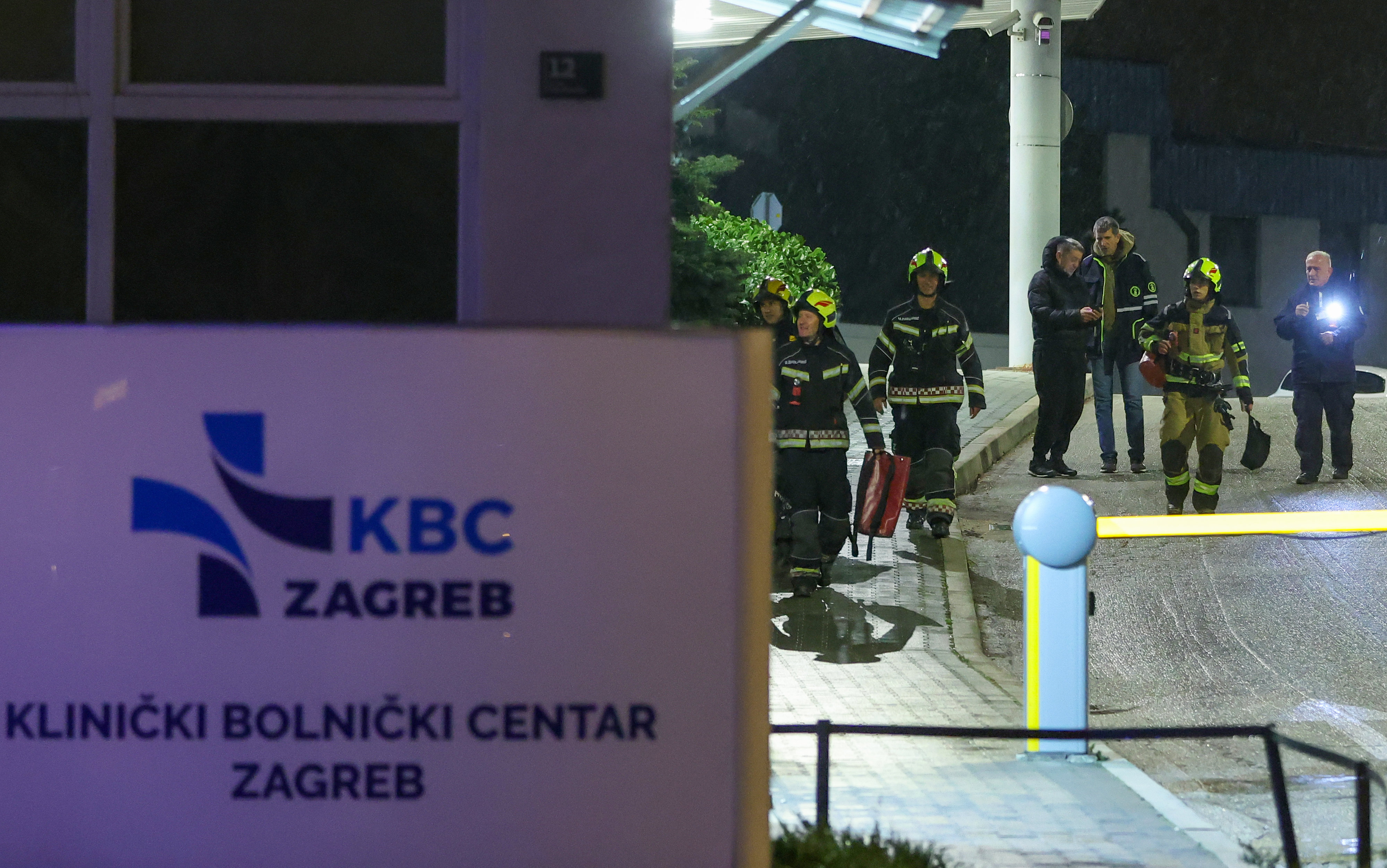 Zagreb: Dio fasade hitnog prijema KBC Zagreb odvojio se uslijed jakog vjetra