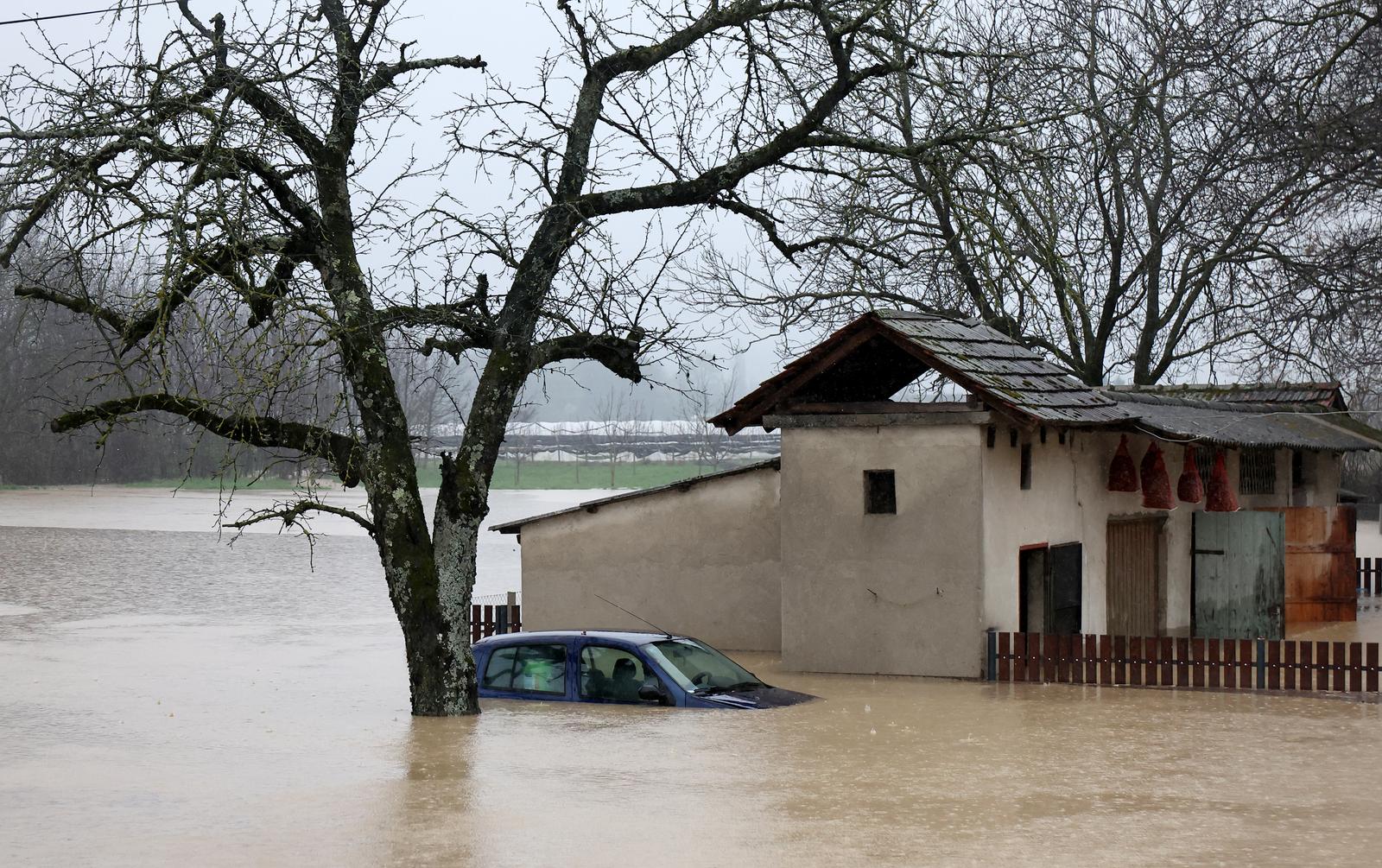 Poplava u Orahovici, voda prijeti kućama