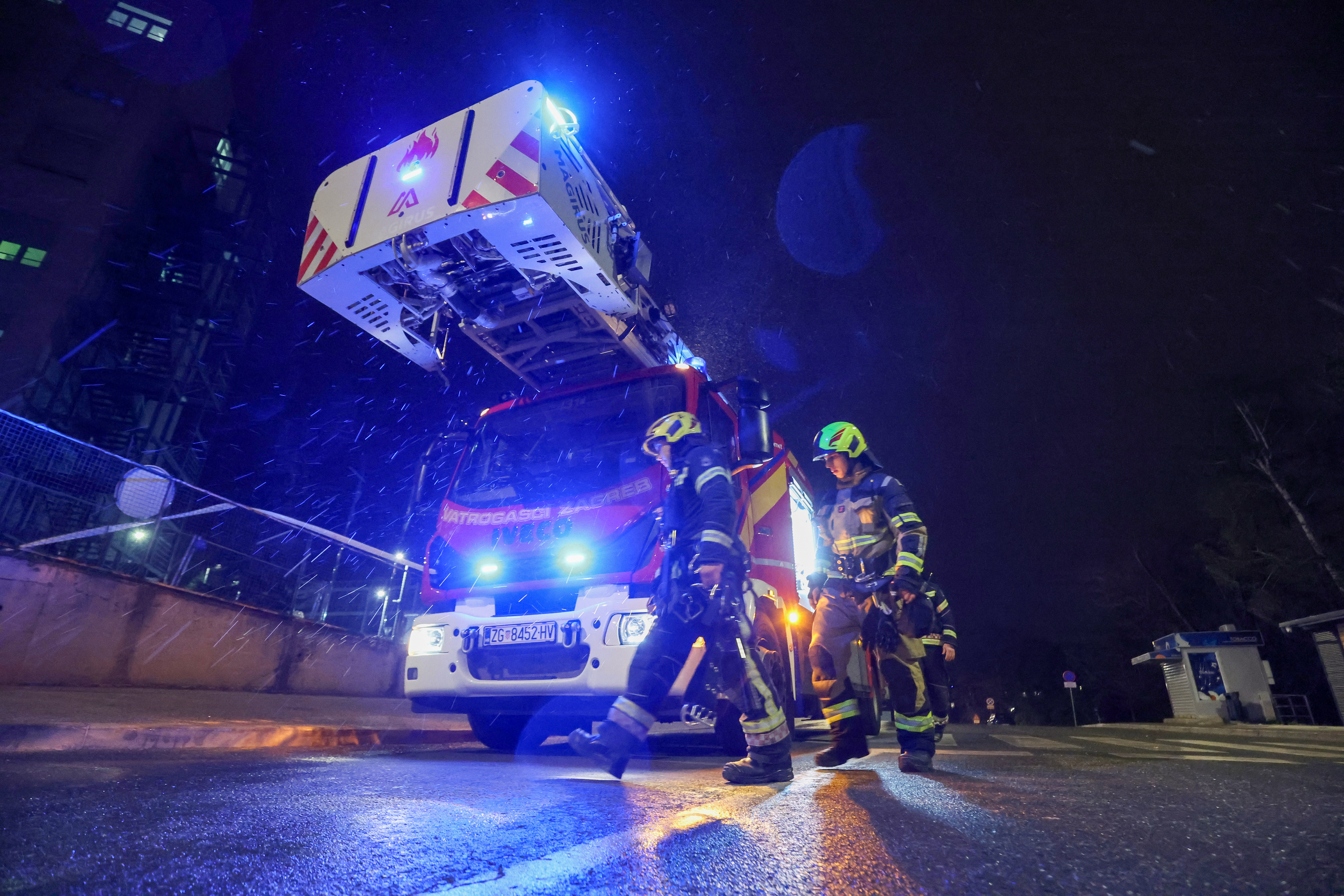 Zagreb: Dio fasade hitnog prijema KBC Zagreb odvojio se uslijed jakog vjetra