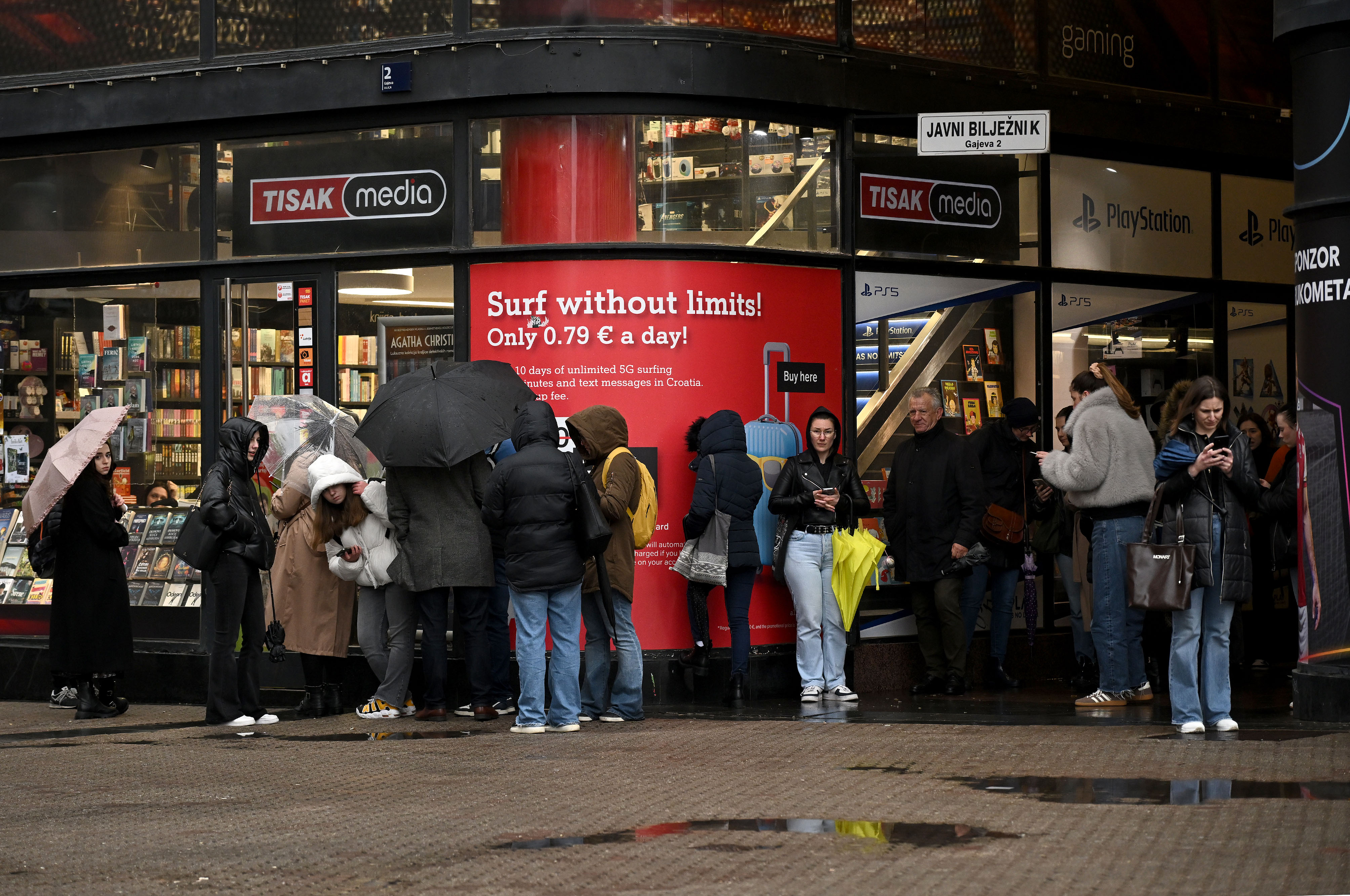 Zagreb: Čekanje na kiši za ulaznice za Thompsonov koncert na hipodromu