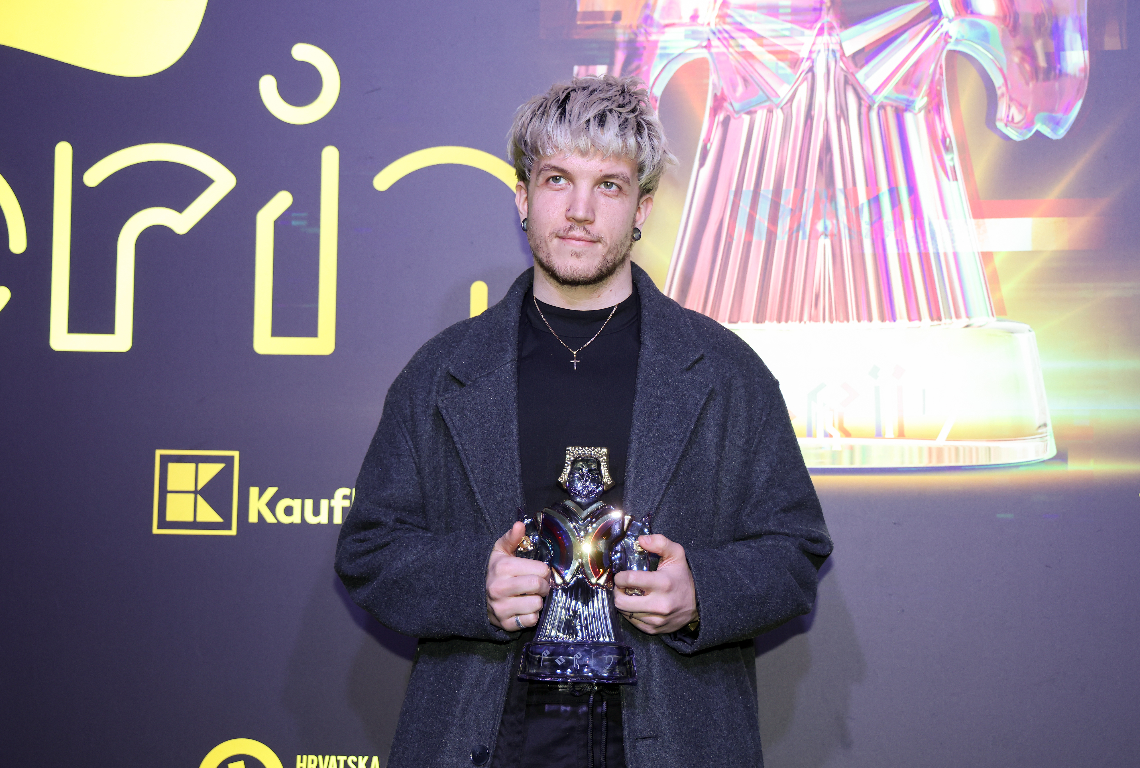 Karlovac: Dobitnici ovogodišnjeg Porina sa statuom autora Ivice Propadala