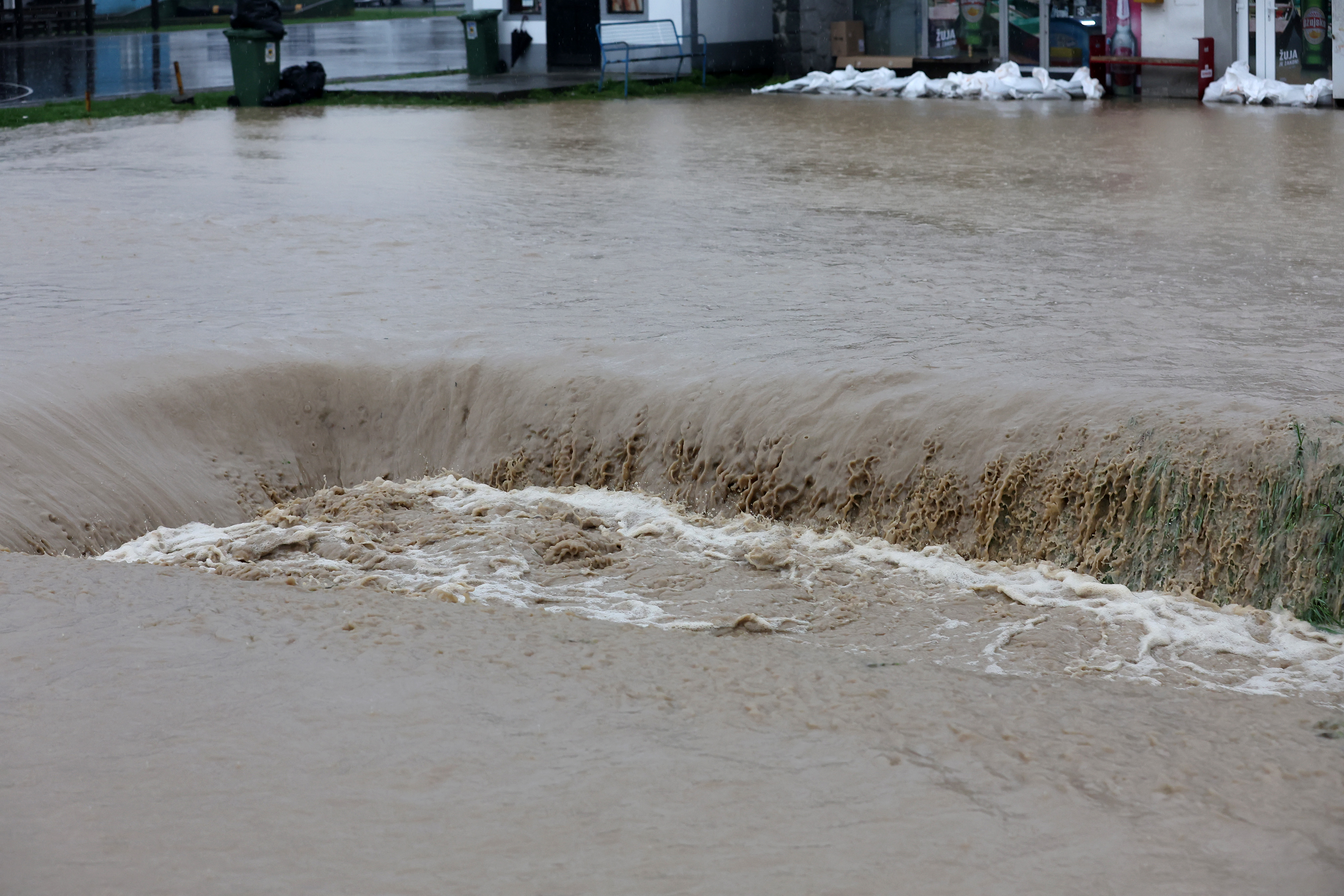 Poplava u Orahovici, voda prijeti kućama