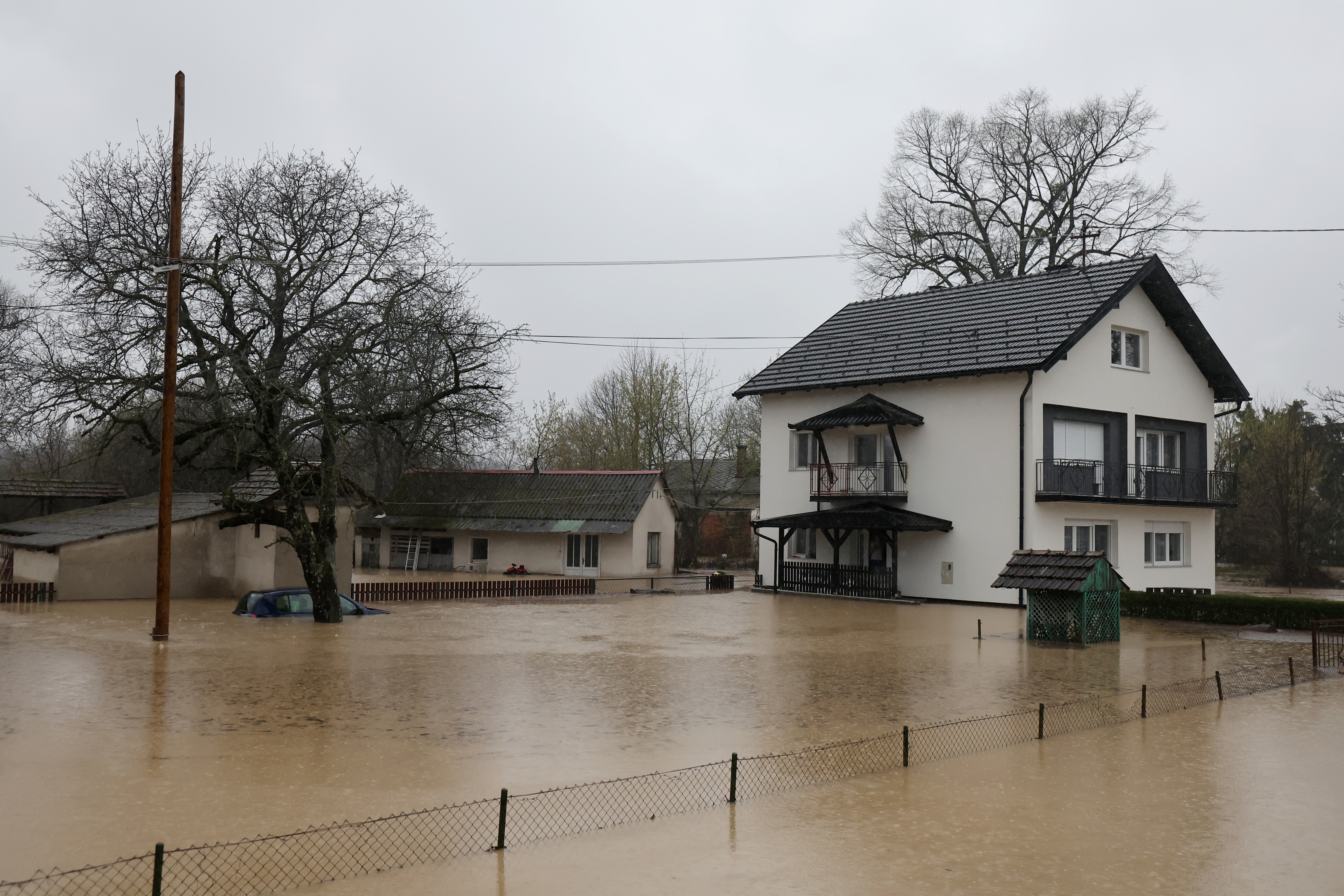 Poplava u Orahovici, voda prijeti kućama