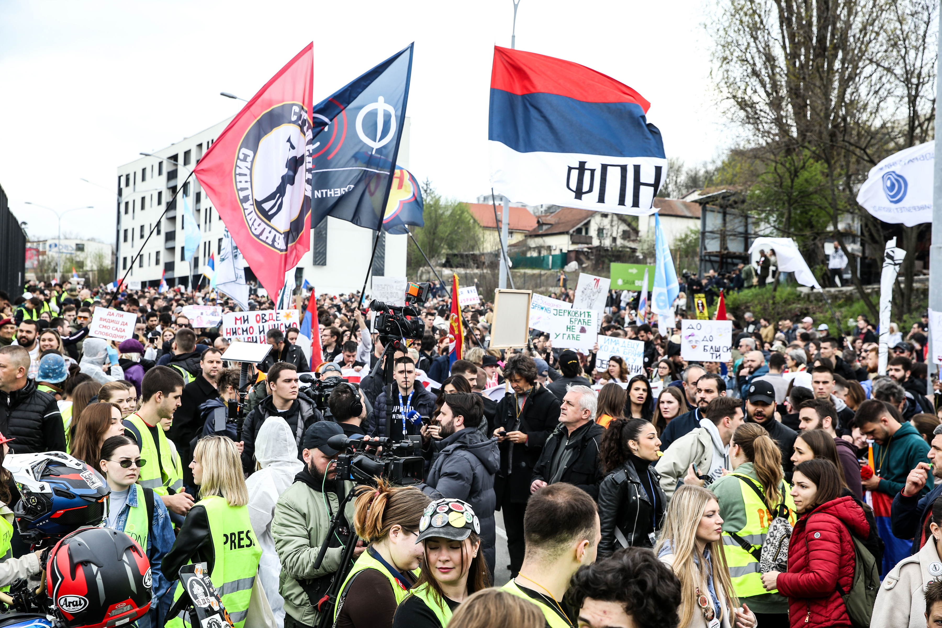 Beograd: Tisuće ljudi okupilo se na prosvjedu ispred Informera
