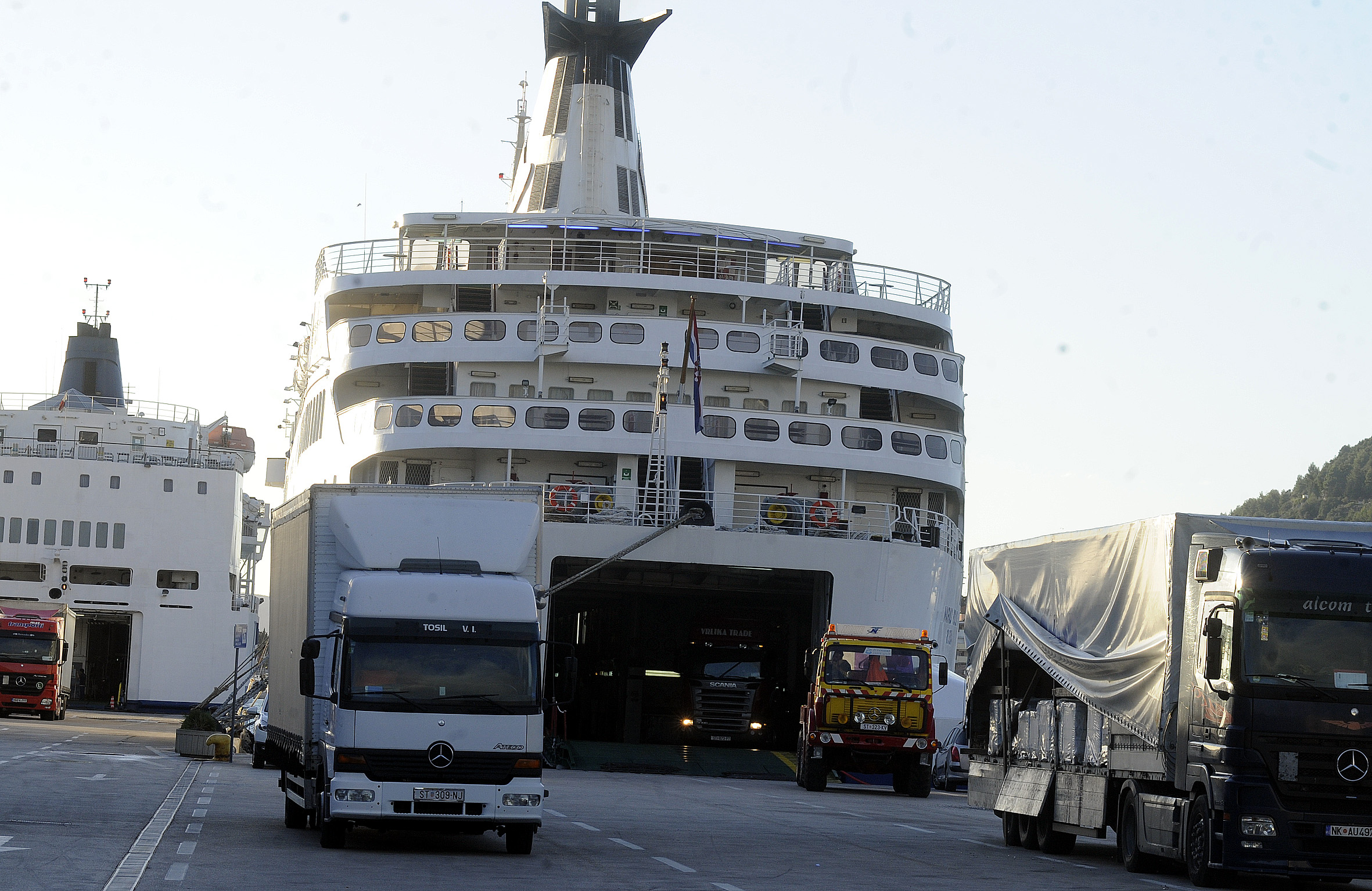 Split: Zbog oluje sudar kamiona i autobusa na trajektu Marco Polo