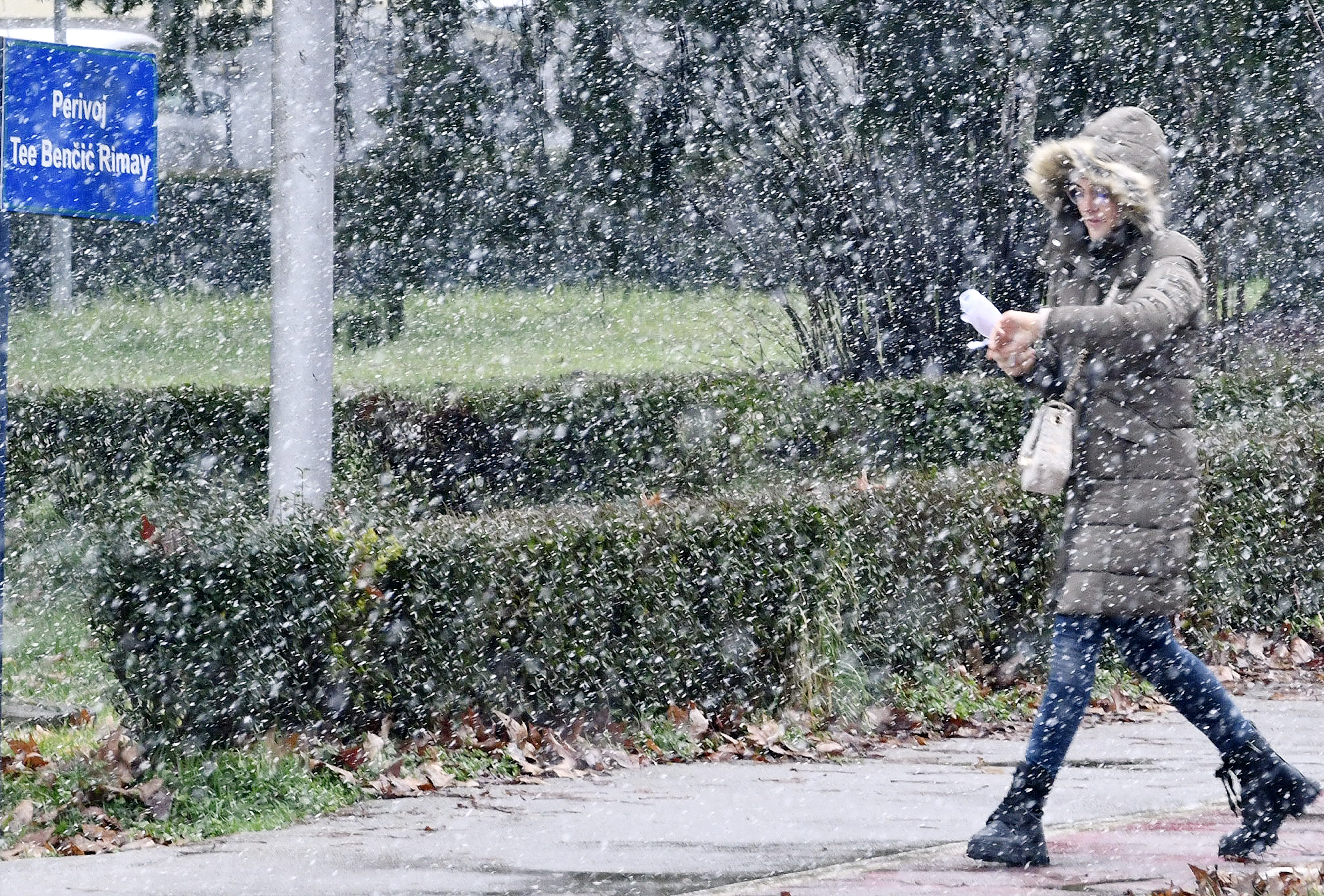 Sisak: Uz kišu koja je padala cijele noći ujutro je počeo padati i snijeg