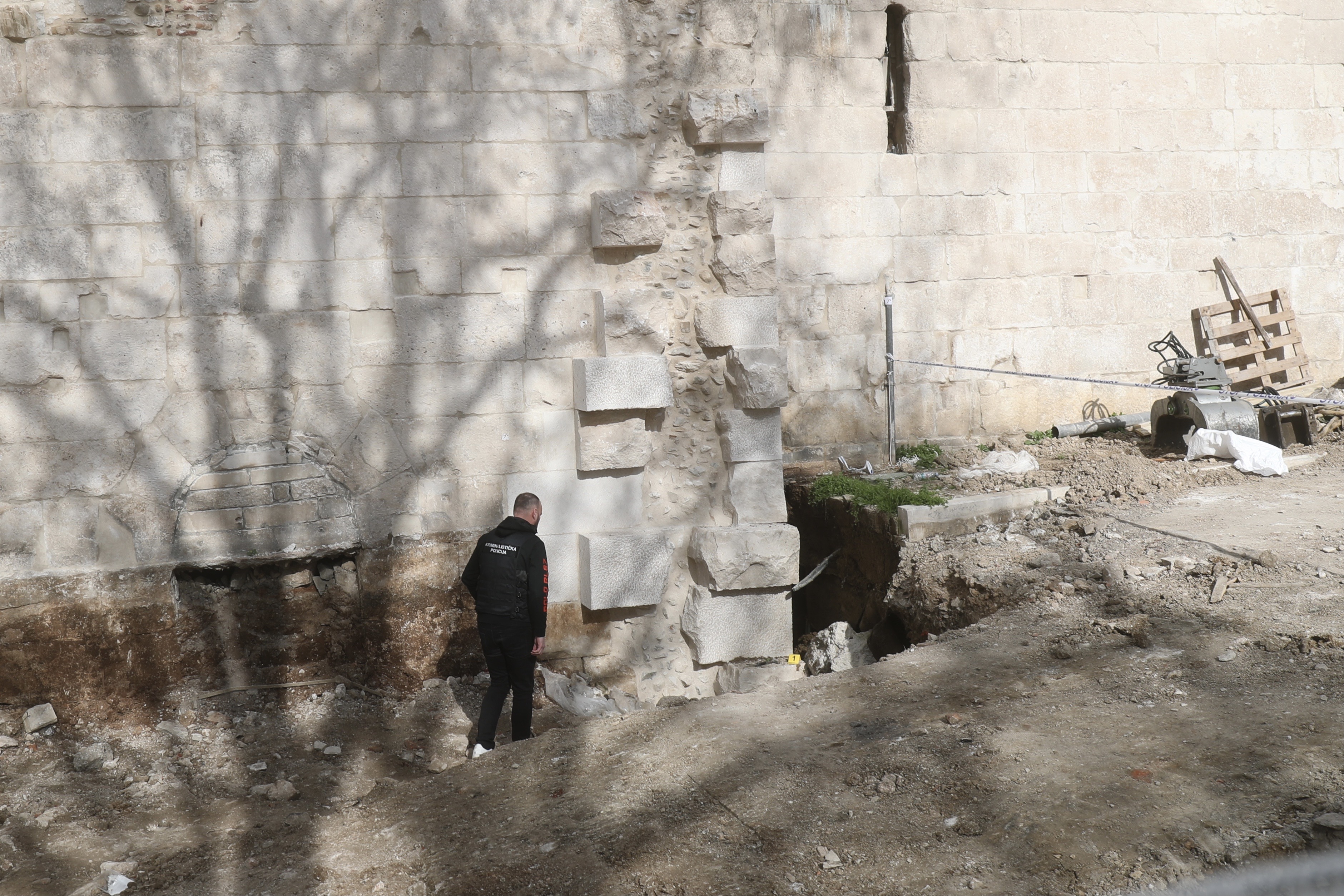 Split: Na radnika pala kamena gromada te ga priklještila, prevezen je u bolnicu