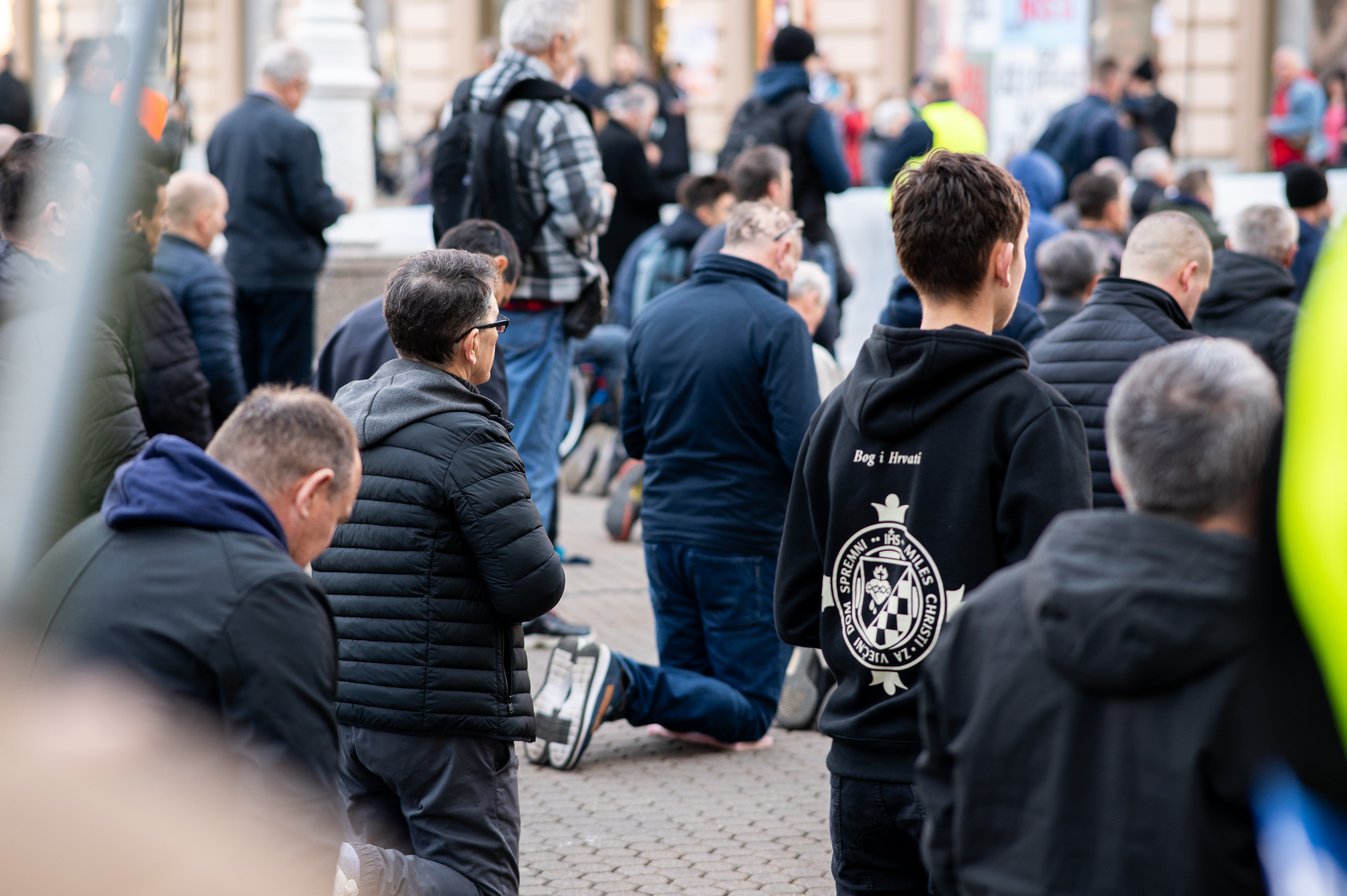 Zagreb: Molitelji se okupili na glavnom trgu, organiziran i protuprosvjed