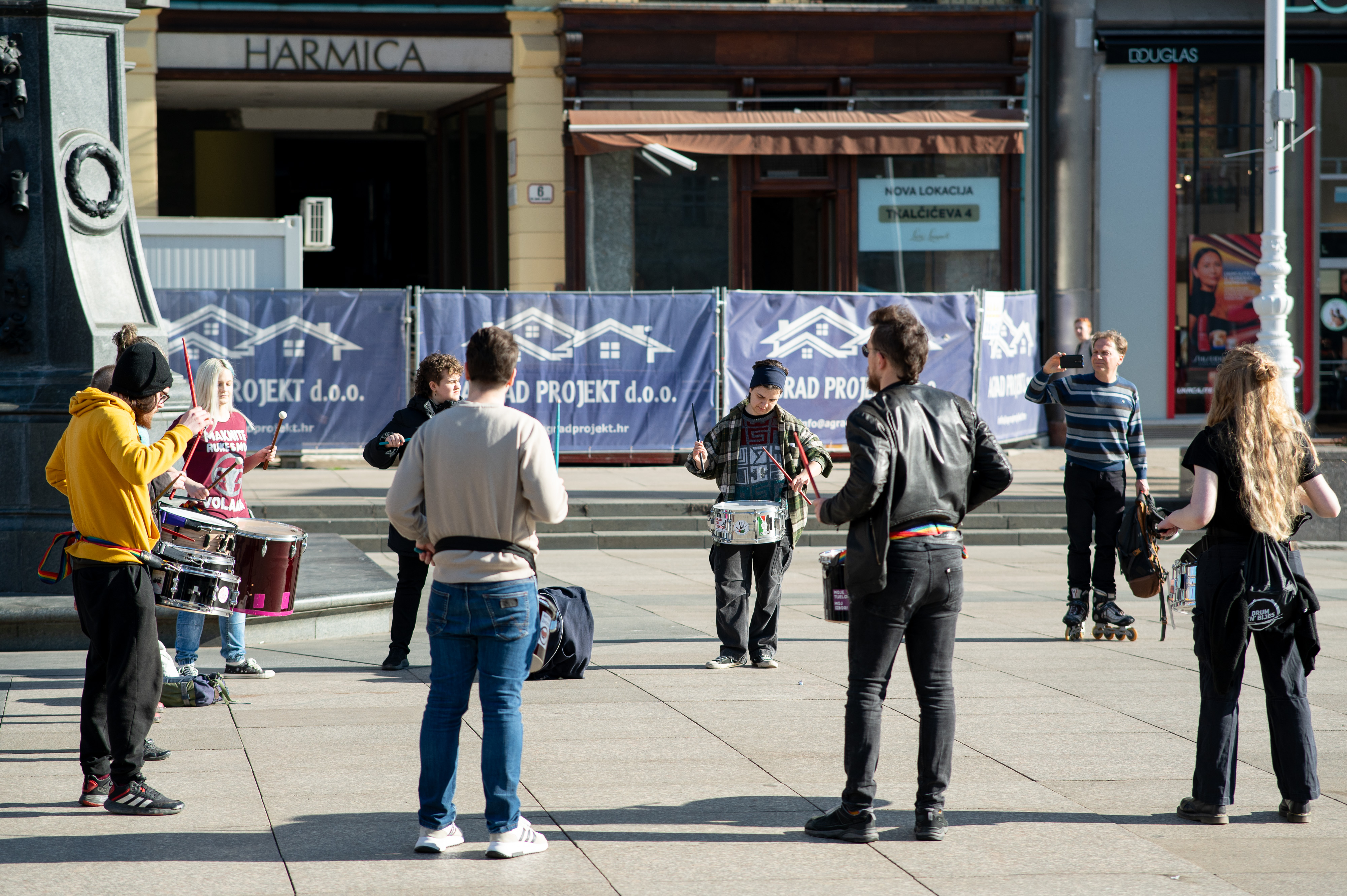 Zagreb: Molitelji se okupili na glavnom trgu, organiziran i protuprosvjed