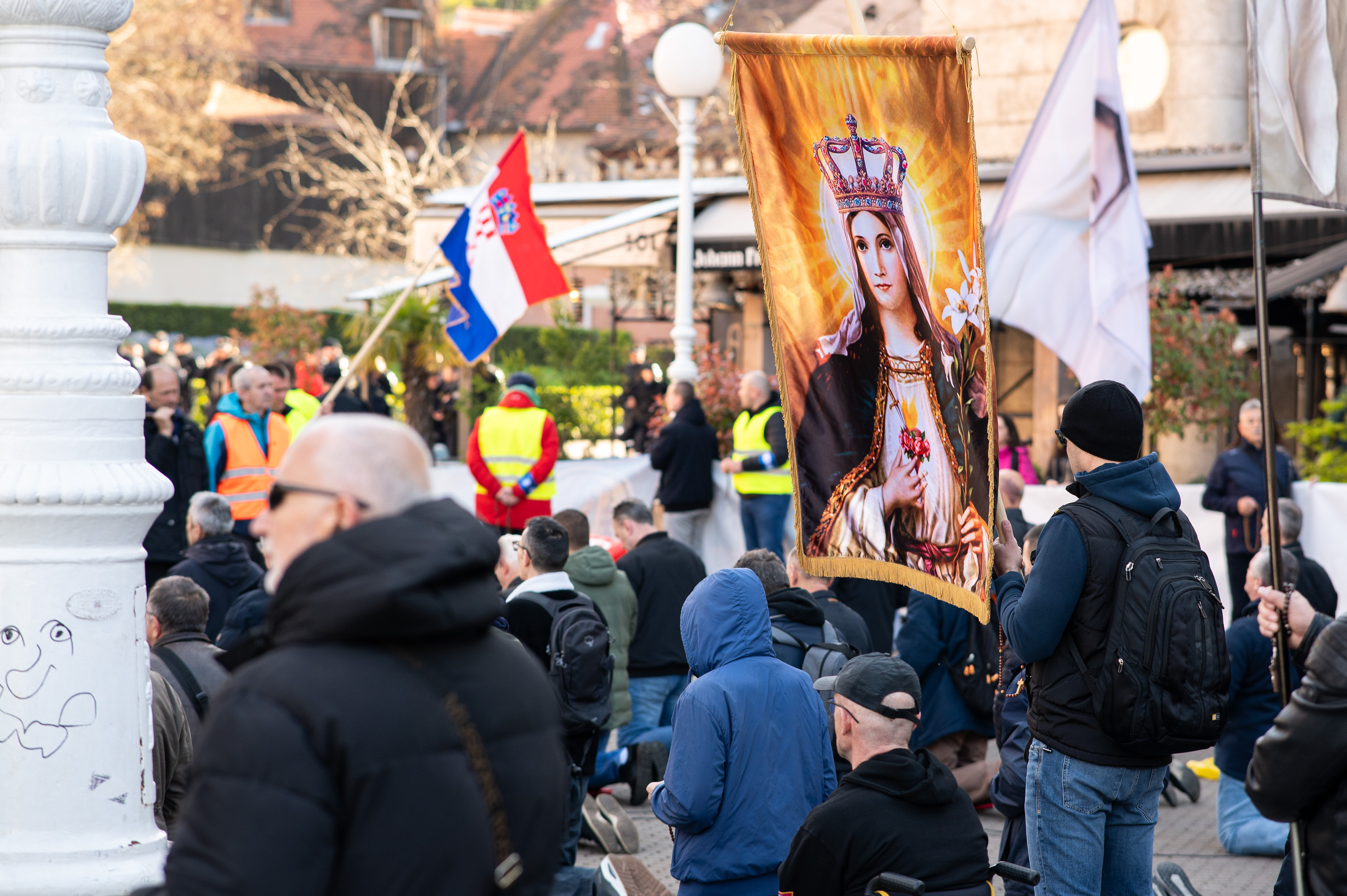 Zagreb: Molitelji se okupili na glavnom trgu, organiziran i protuprosvjed