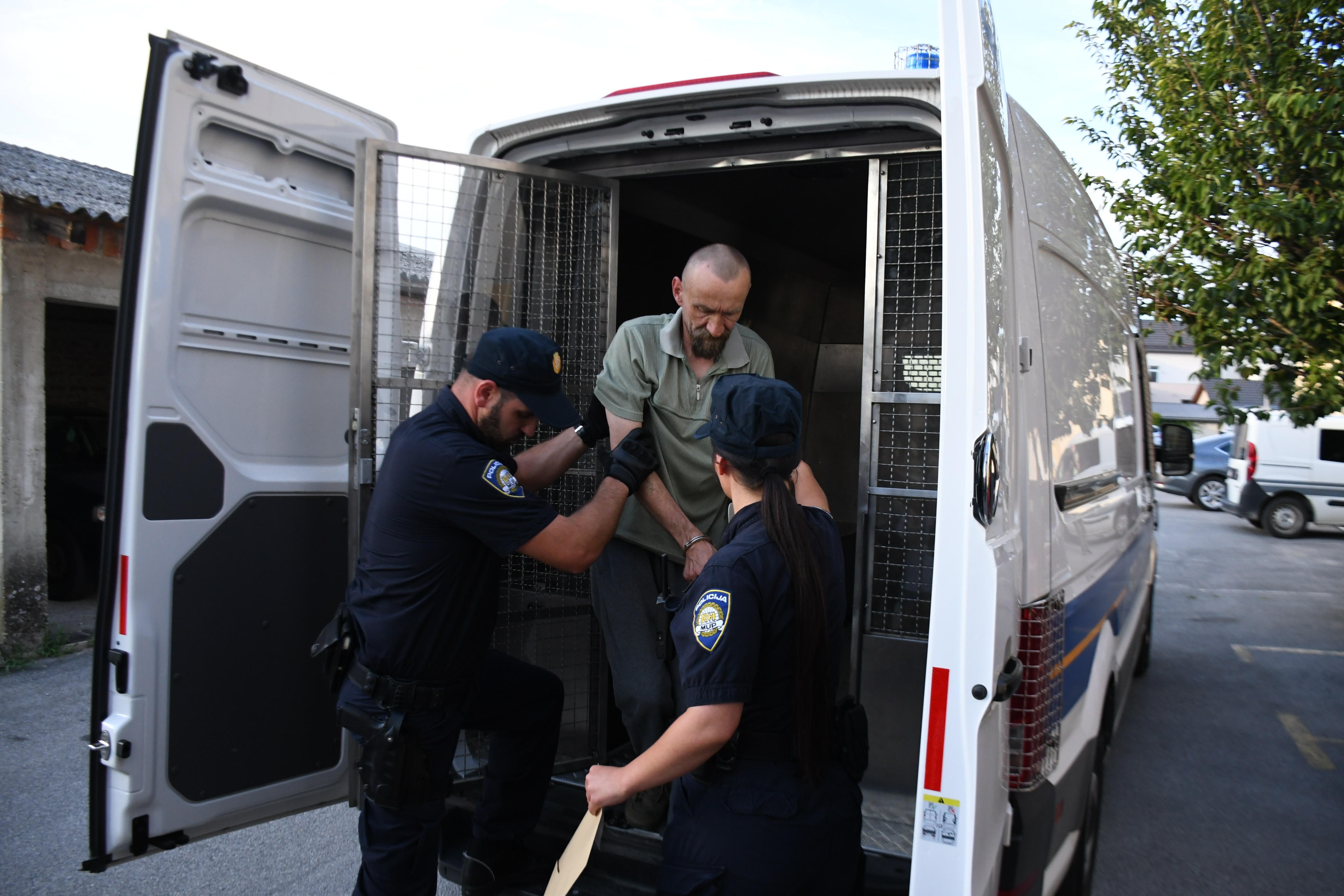 Ubojica iz Daruvara priveden u zgradu policijske uprave u Bjelovaru