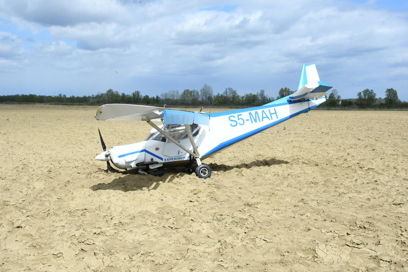 Srušio se mali avion kod Siska, pilot prošao bez ozljeda