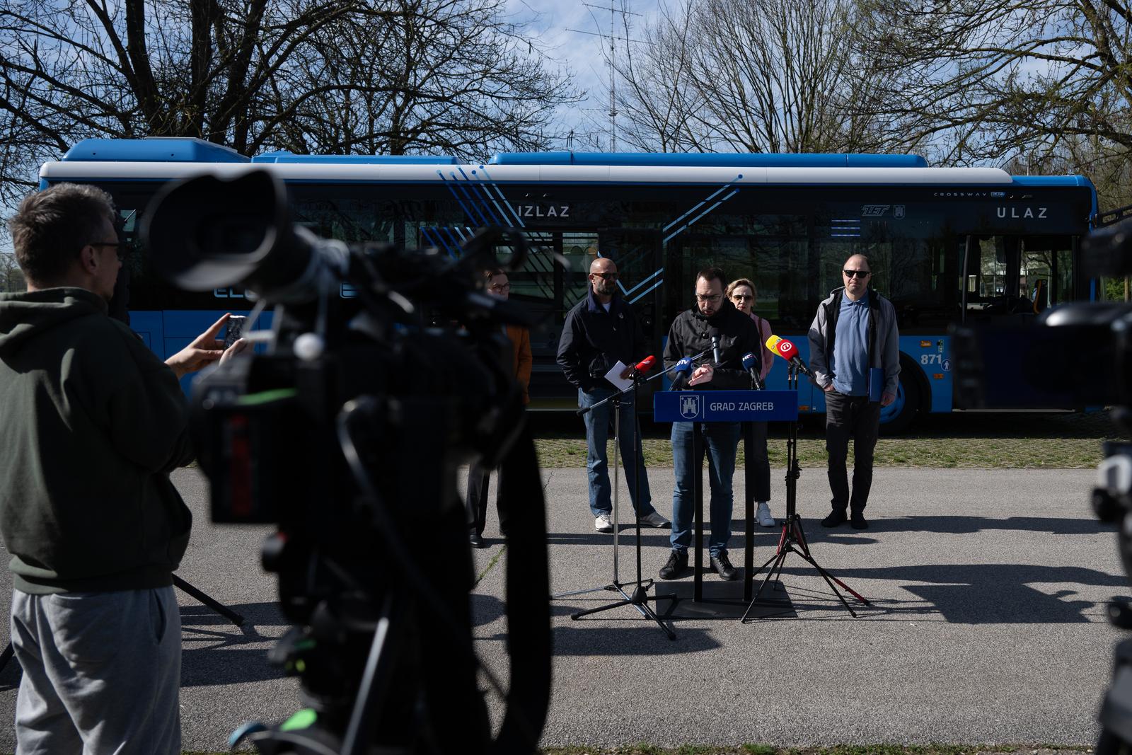Zagreb: Tomislav Tomašević i suradnici predstavili prvi električni autobus namijenjen za javni prijevoz