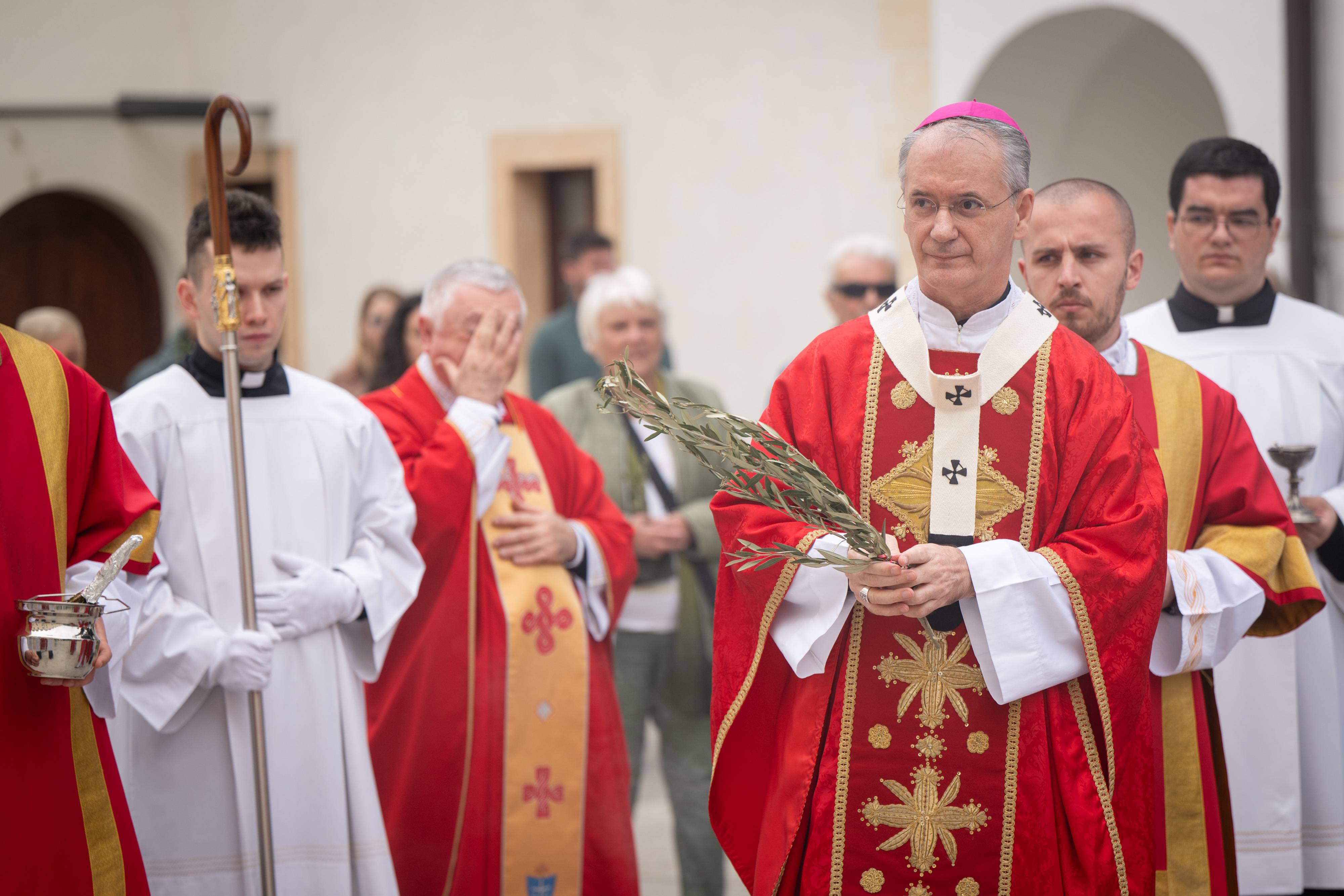 Zagrebački nadbiskup mons. Dražen Kutleša predvodio je euharistijsko slavlje i obred na blagdan Nedjelje Muke Gospodnje