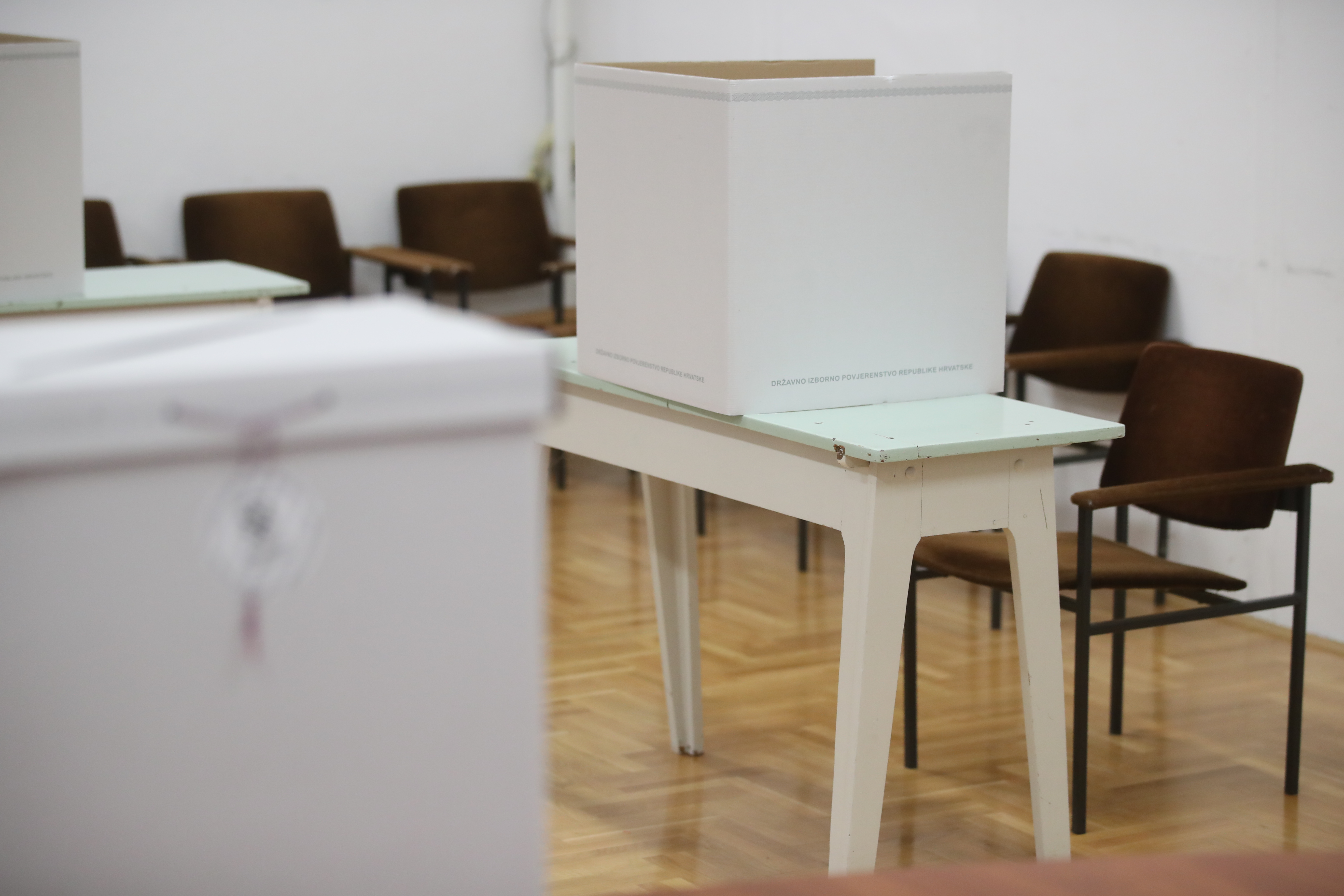 Zagreb: Od sedam sati otvorena su birališta za izbor Predsjednika RH