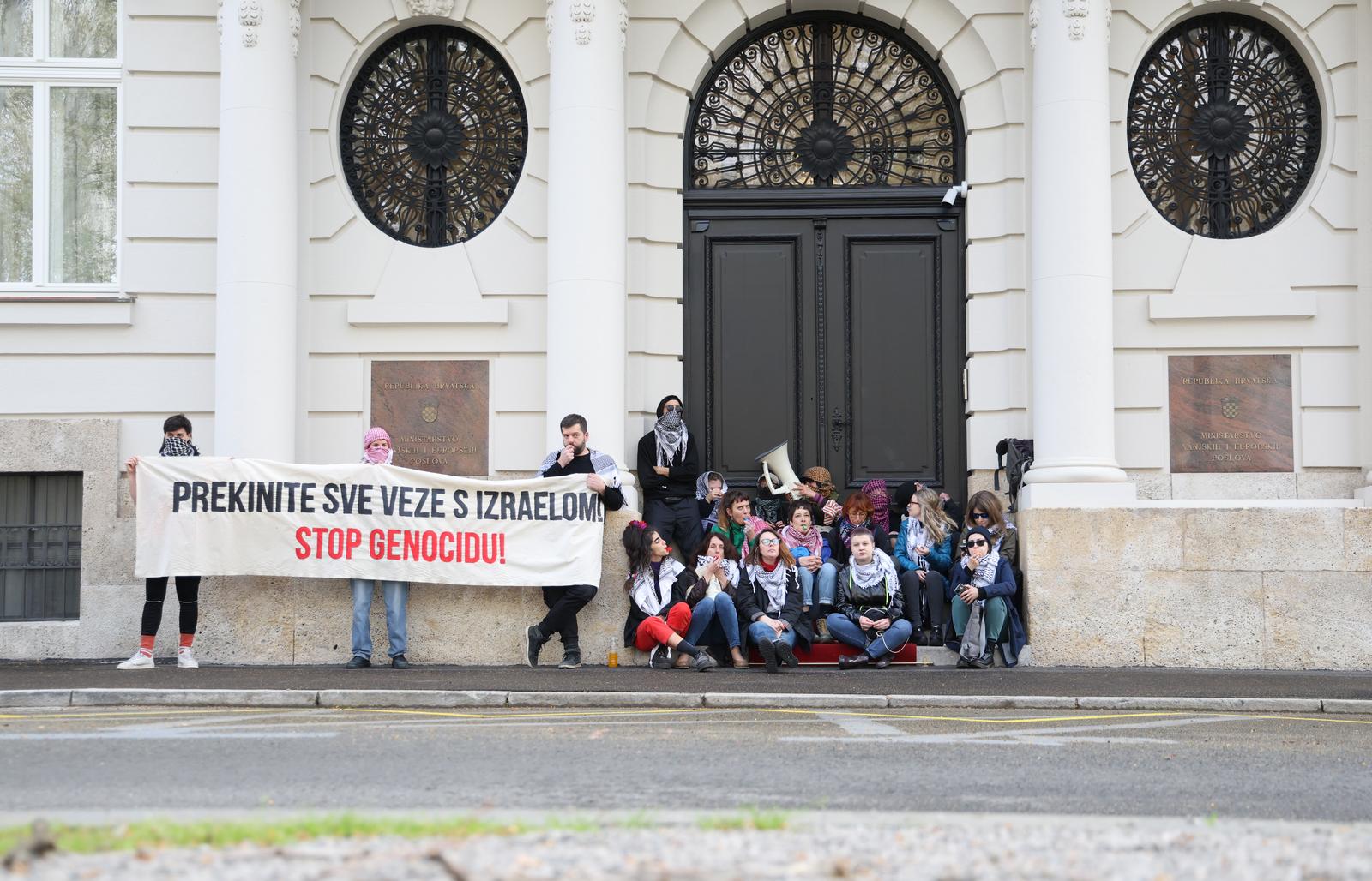 Zagreb: Blokada ulaza u Ministarstvo vanjskih i Europskih poslova, kao čin protesta protiv hrvatskog sudioništva u genocidu u Gazi