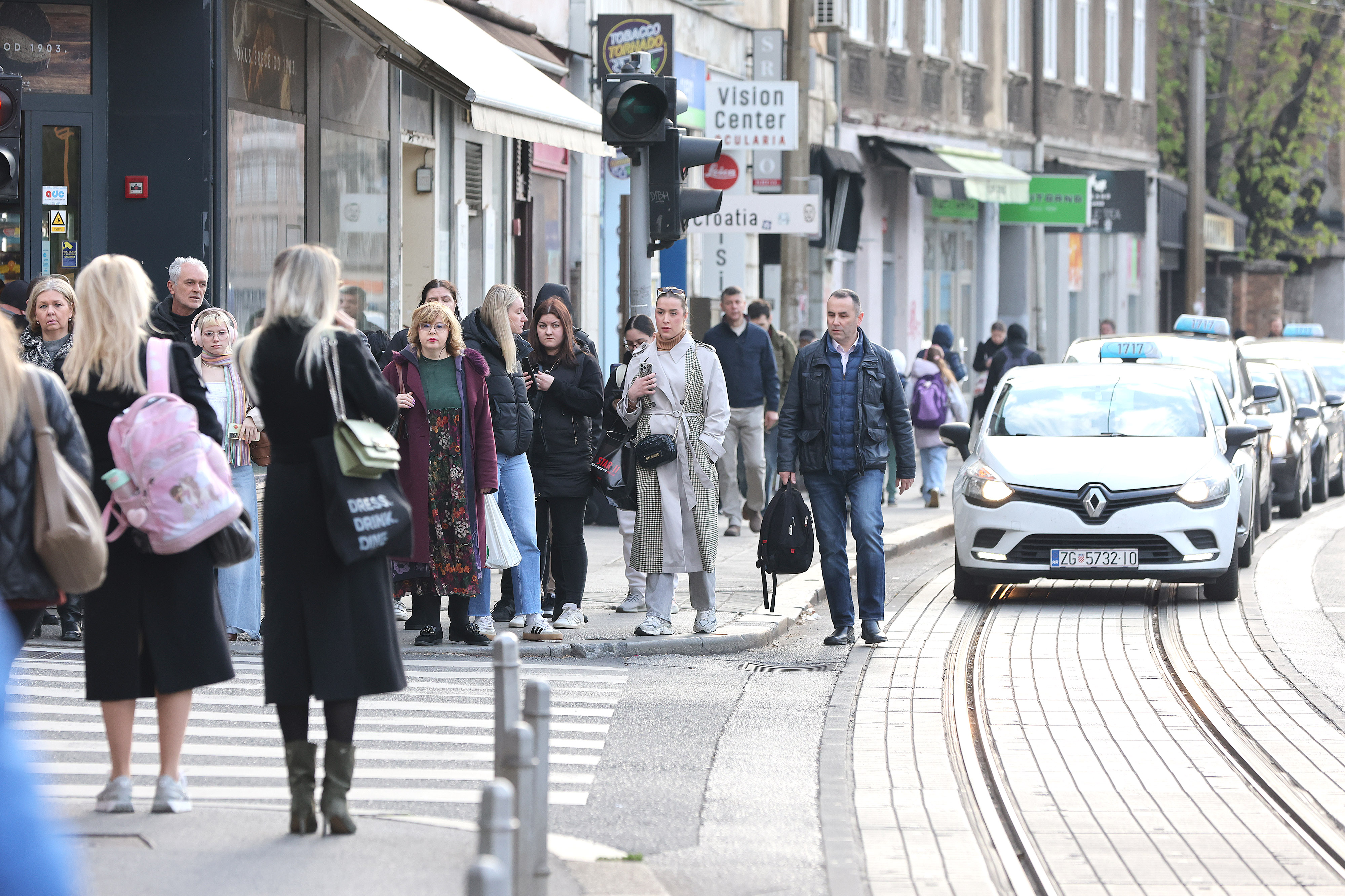 Zagreb: Automobilom u Ilici naletio na pješaka, tramvajski promet u prekidu