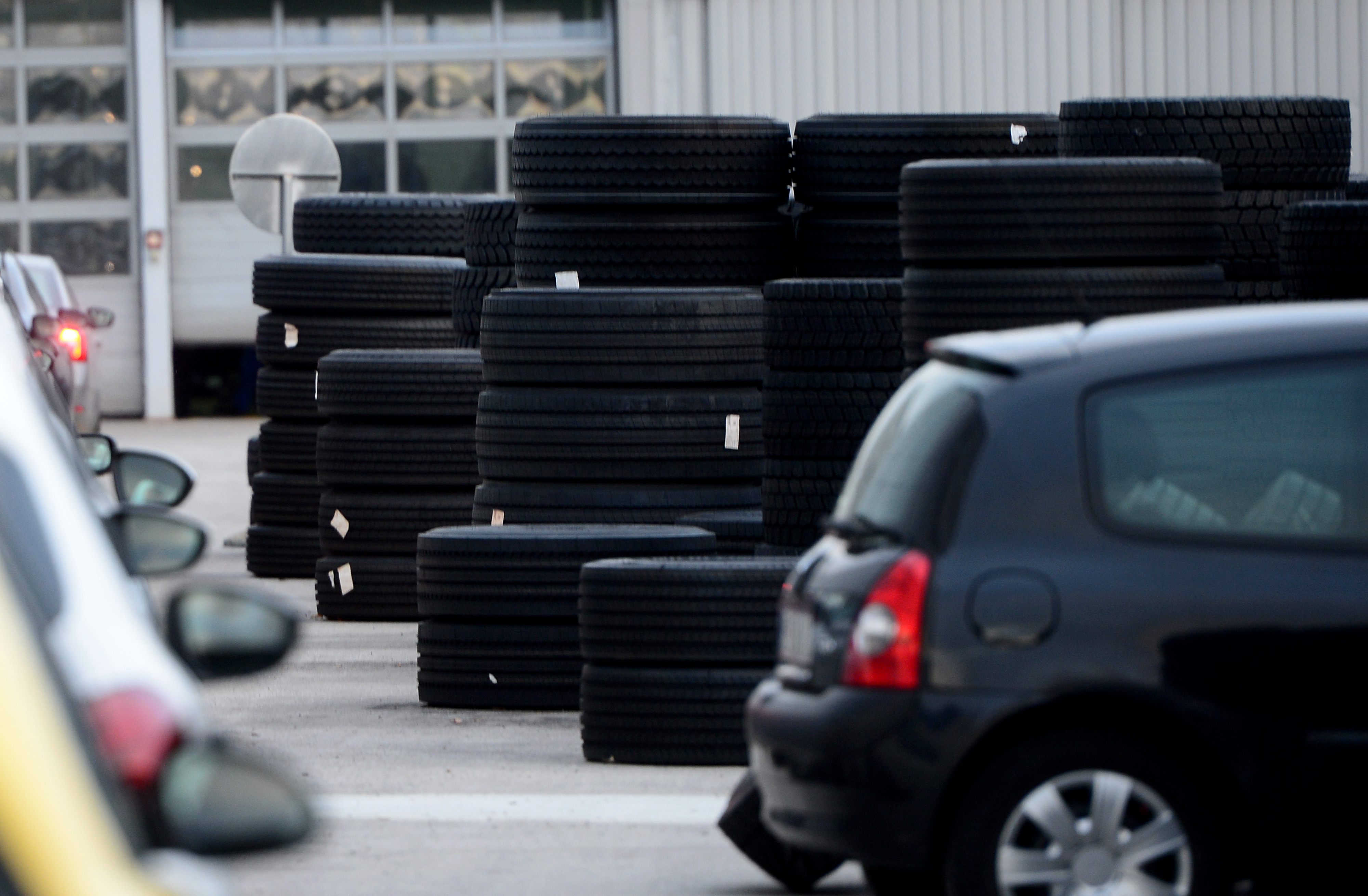 Zagreb: Gra?ani u svojim limenim ljubimcima ?ekaju na red za izmjenu zimskih guma