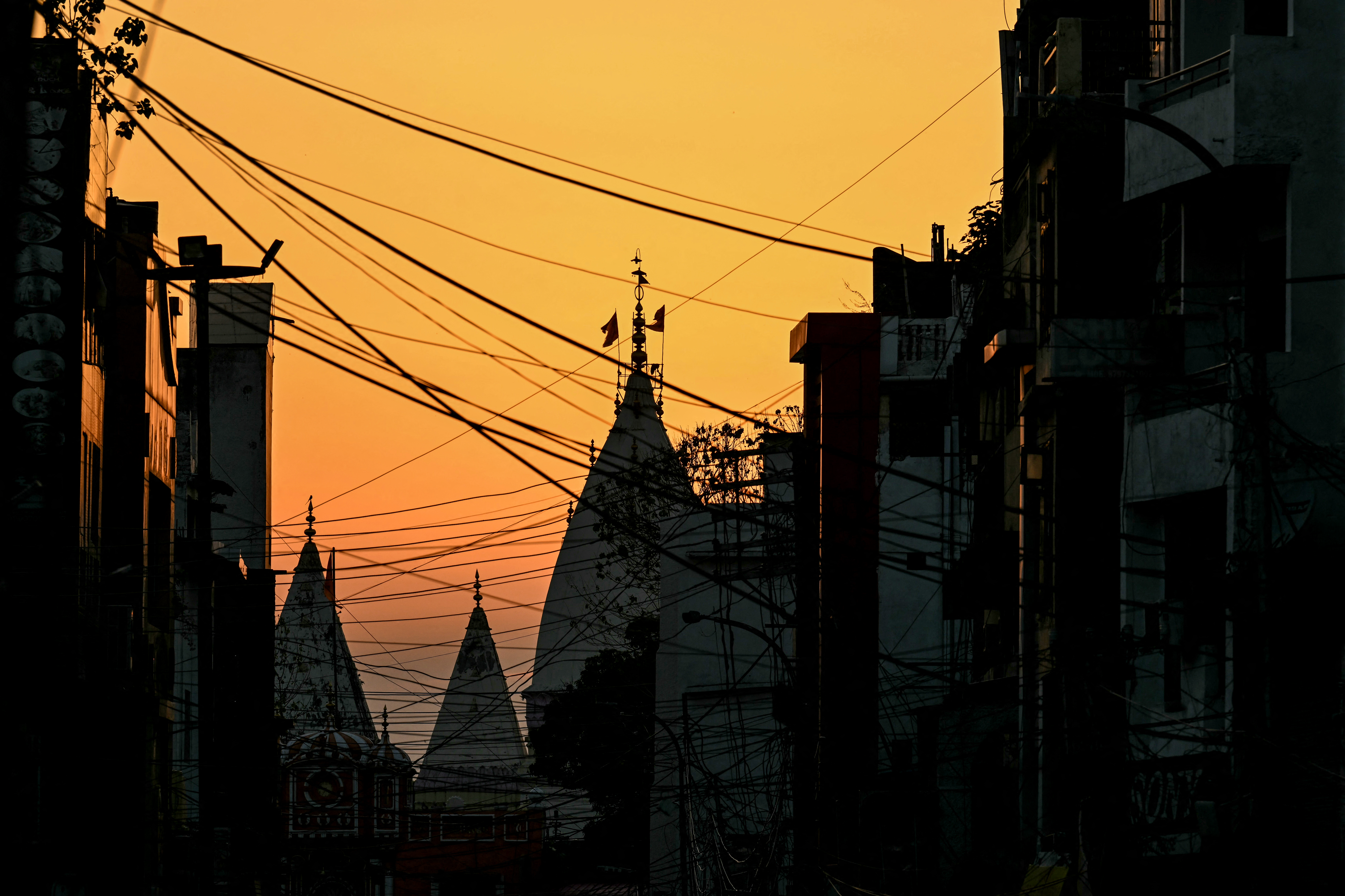 Krovovi u zalazak sunca