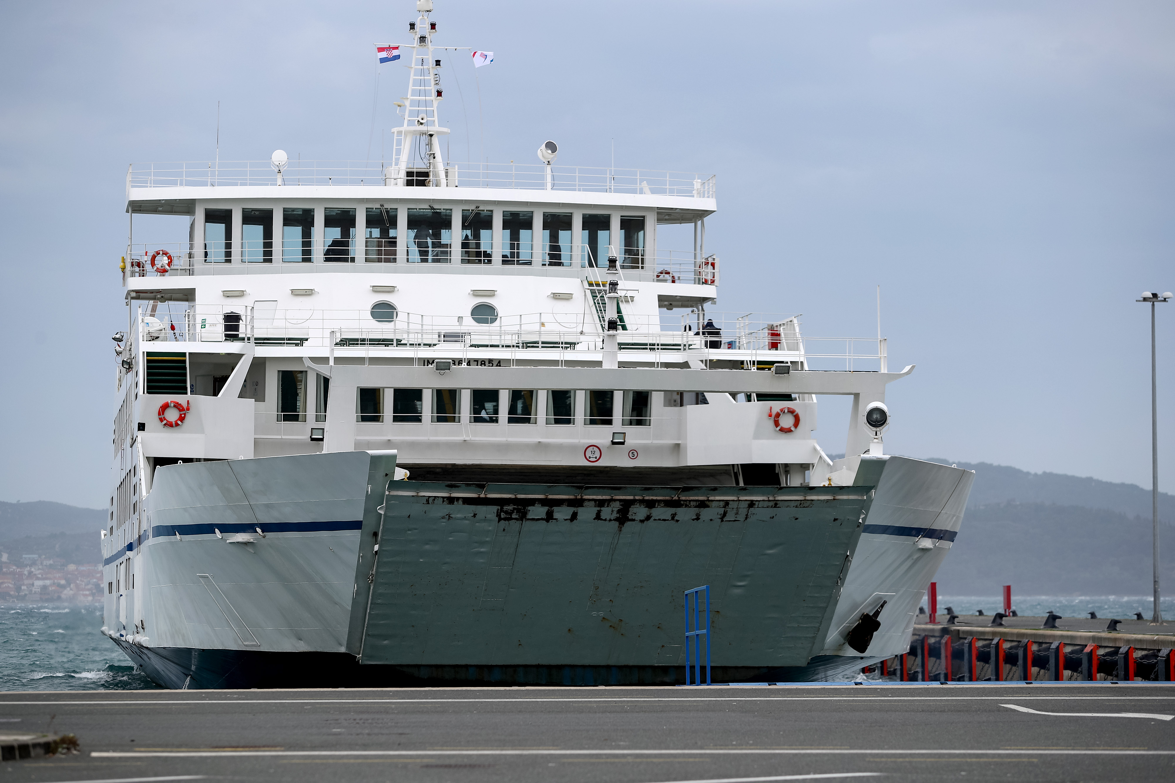 Zadar: Trajekt "Ugljan" na liniji Zadar - Preko vozi po jakom jugu