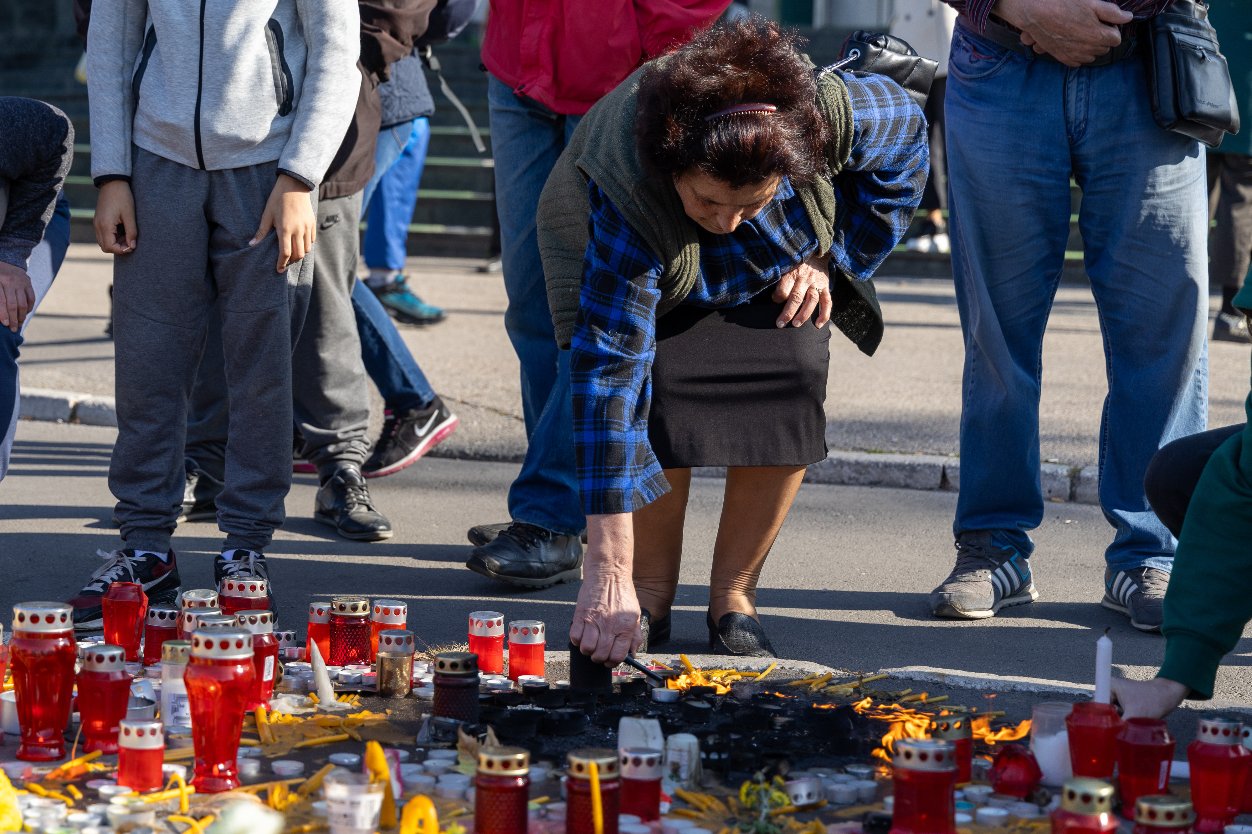 Novosađani pale svijeće za žrtve nezapamćene tragedije