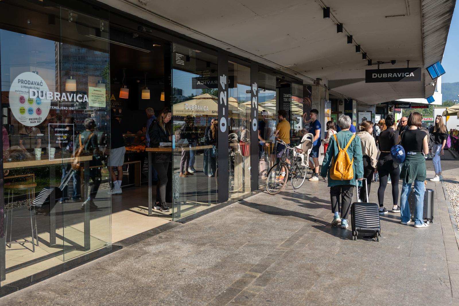 Zagreb: Gužva ispred pekare  zbog zatvorenih dućana