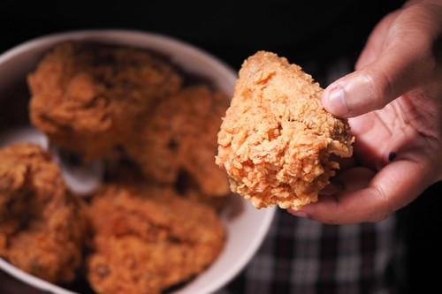 Golden fried chicken served in a bowl at a casual dining setting