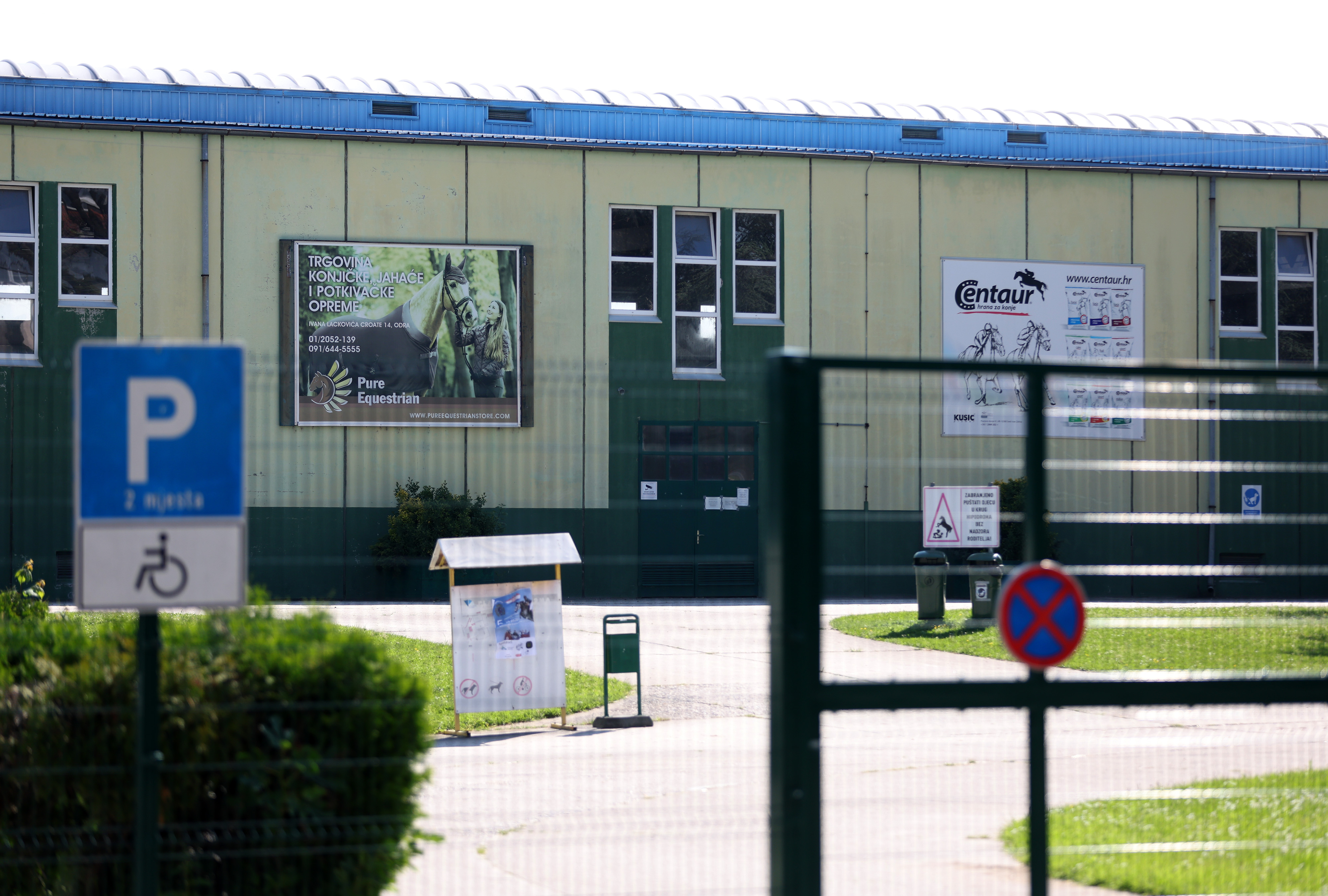 Predstavnici medija ispred Hipodroma, u akciji USKOK-a uhićeno najmanje dvoje ljudi