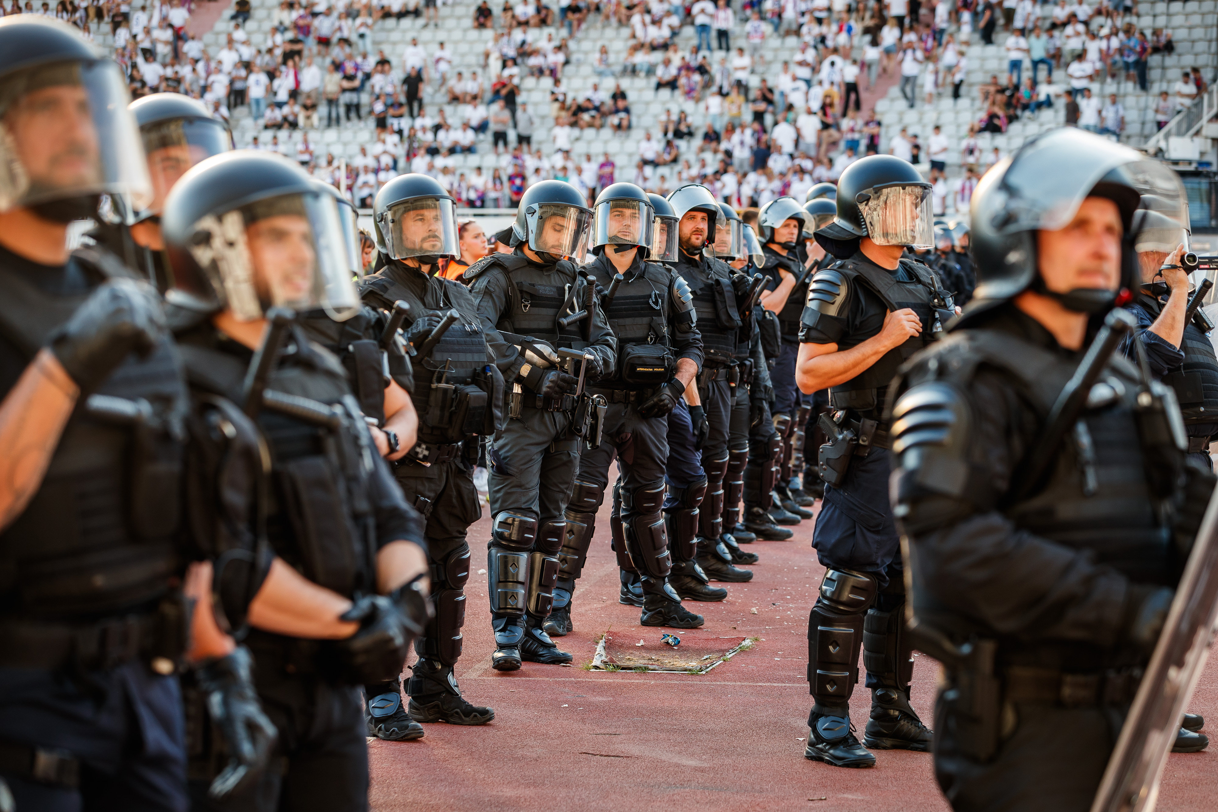Split: Interventna policija ispratila "navijače" nakon utakmice Hajduk i Dinamo