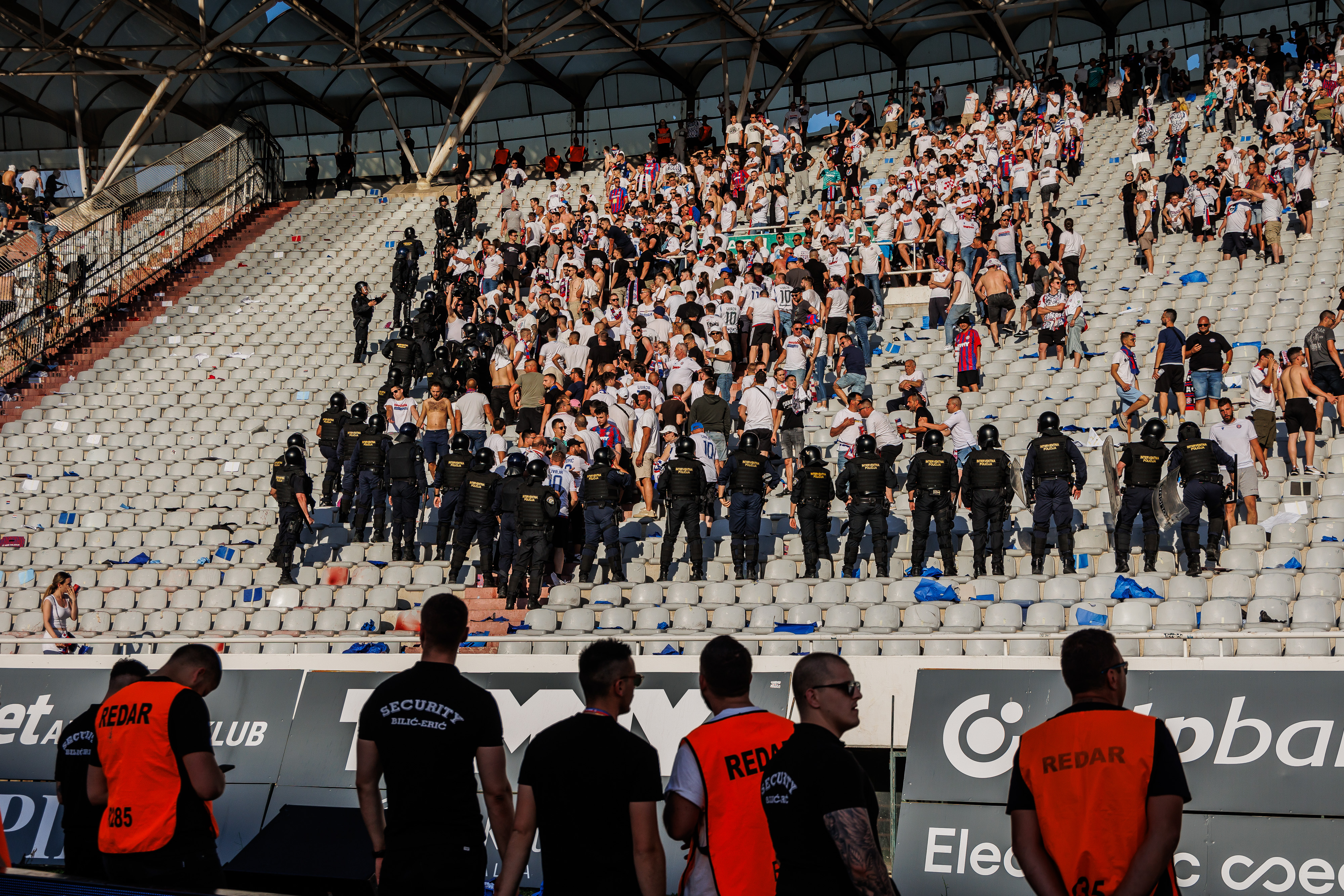 Split: Interventna policija ispratila "navijače" nakon utakmice Hajduk i Dinamo