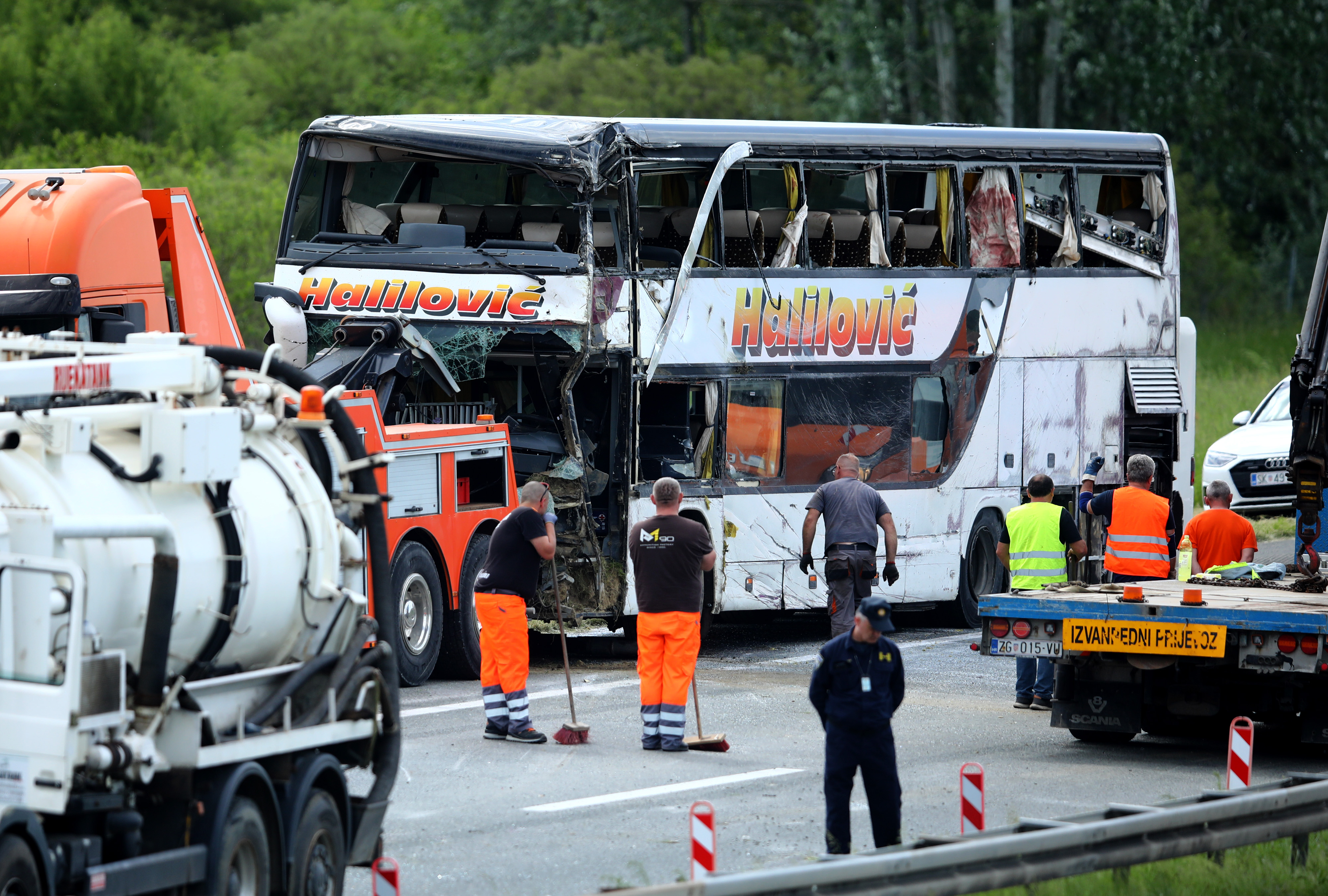 U sudaru autobusa i auta na A3 dvije osobe poginule, više ozlijeđenih