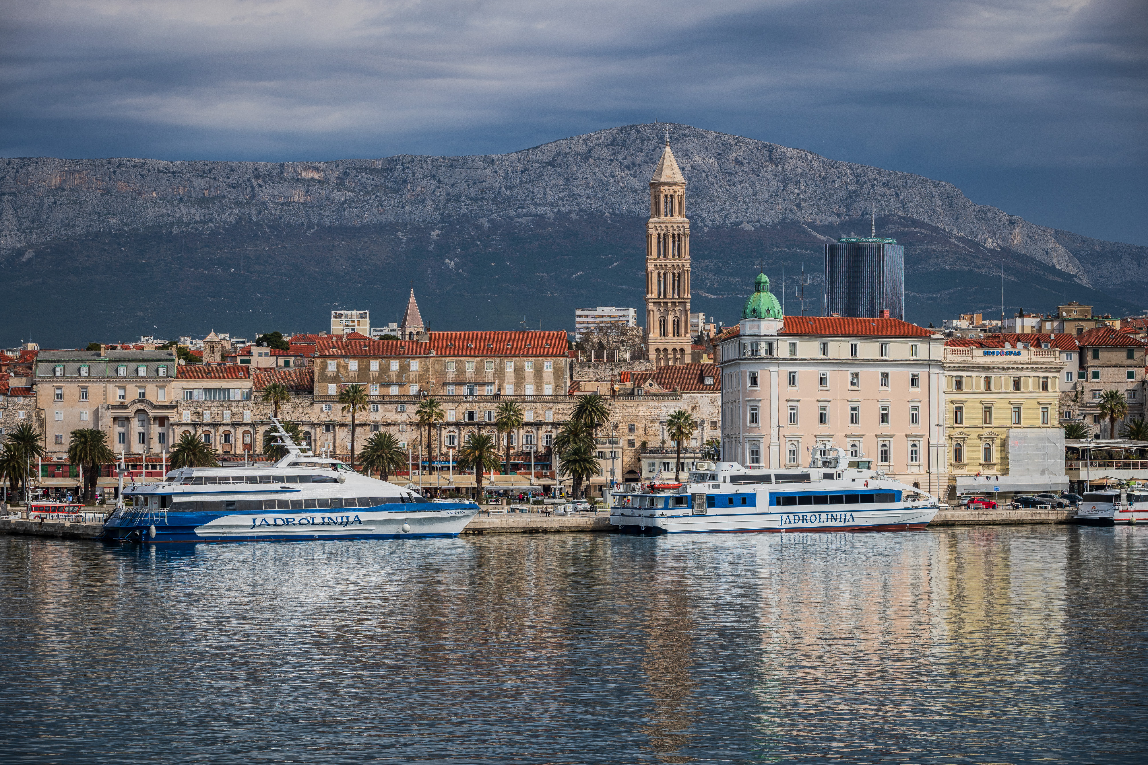 Panorama Splita promatrana s trajekta Bartol na liniji Split-Vela Luka