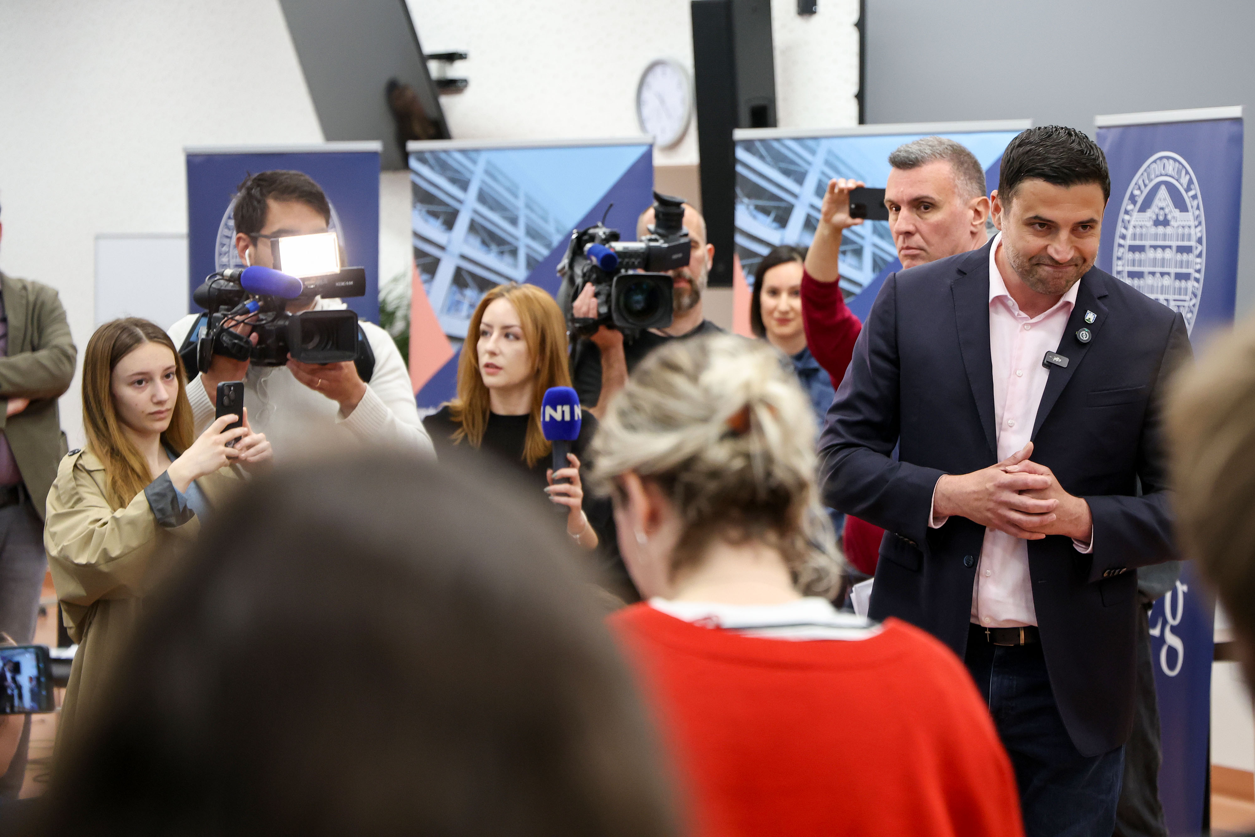 VIDEO Kaos na zagrebačkom fakultetu: Bernardić došao na debatu i svađao se s organizatorima