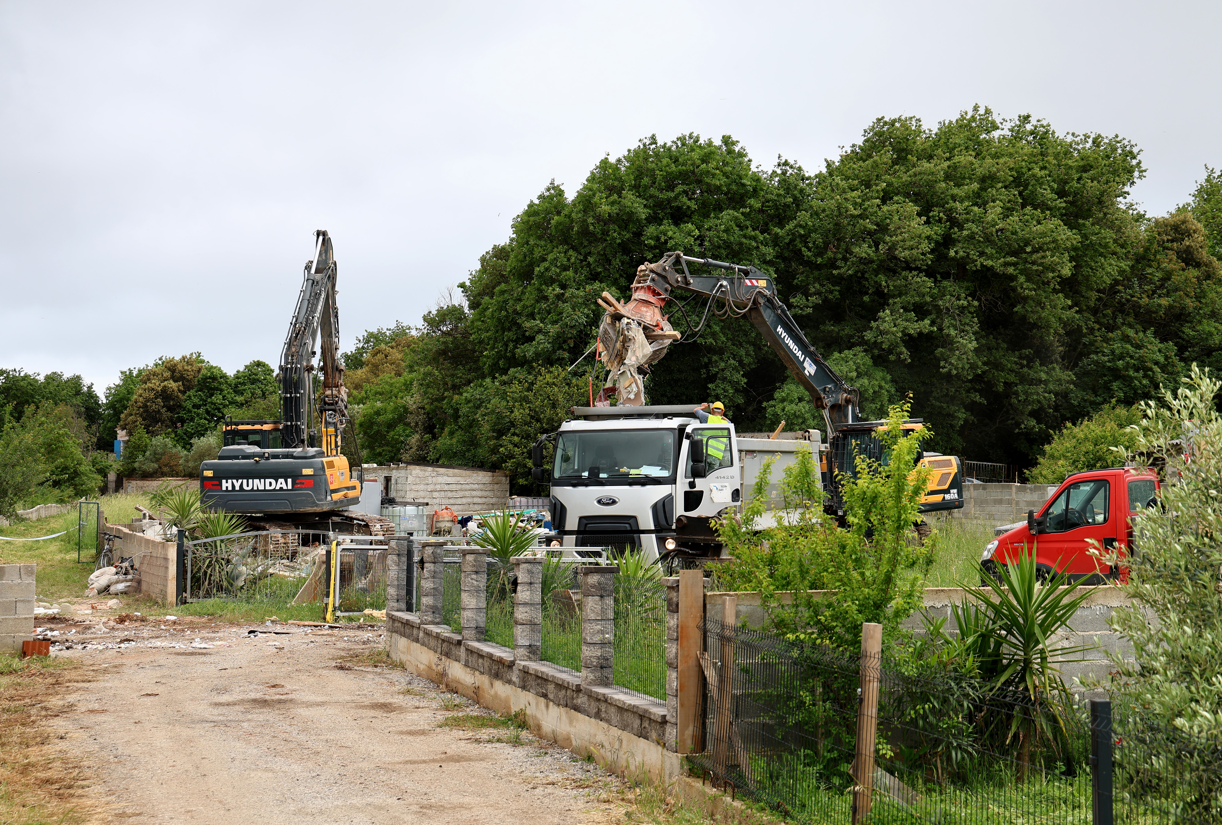 Ližnjan: Počelo rušenje bespravno izgrađenih objekata
