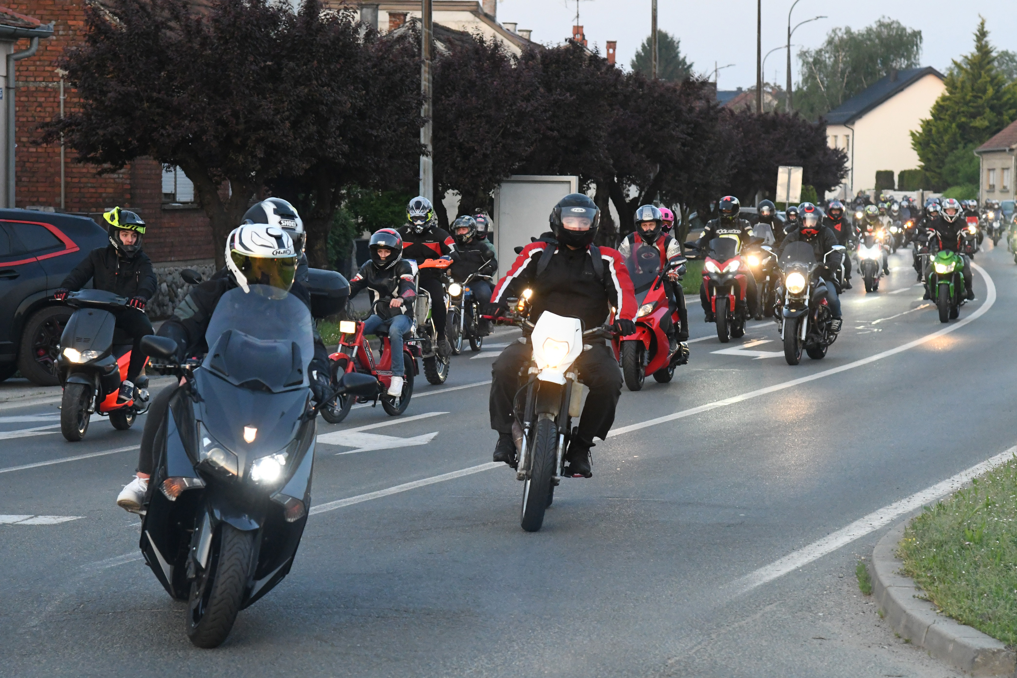 Puno motora na cesti