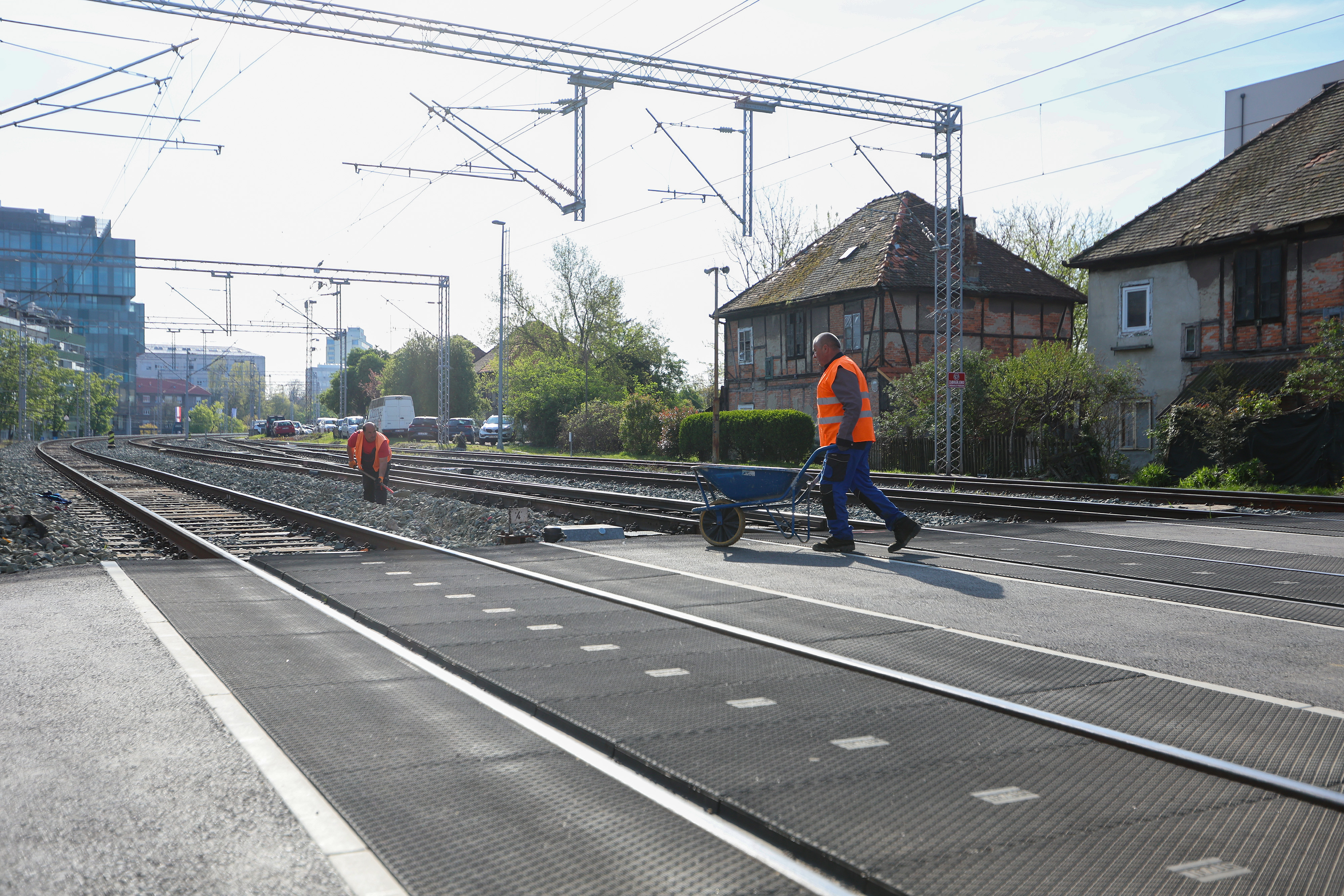 PRUGA - PXL_090425_130998417