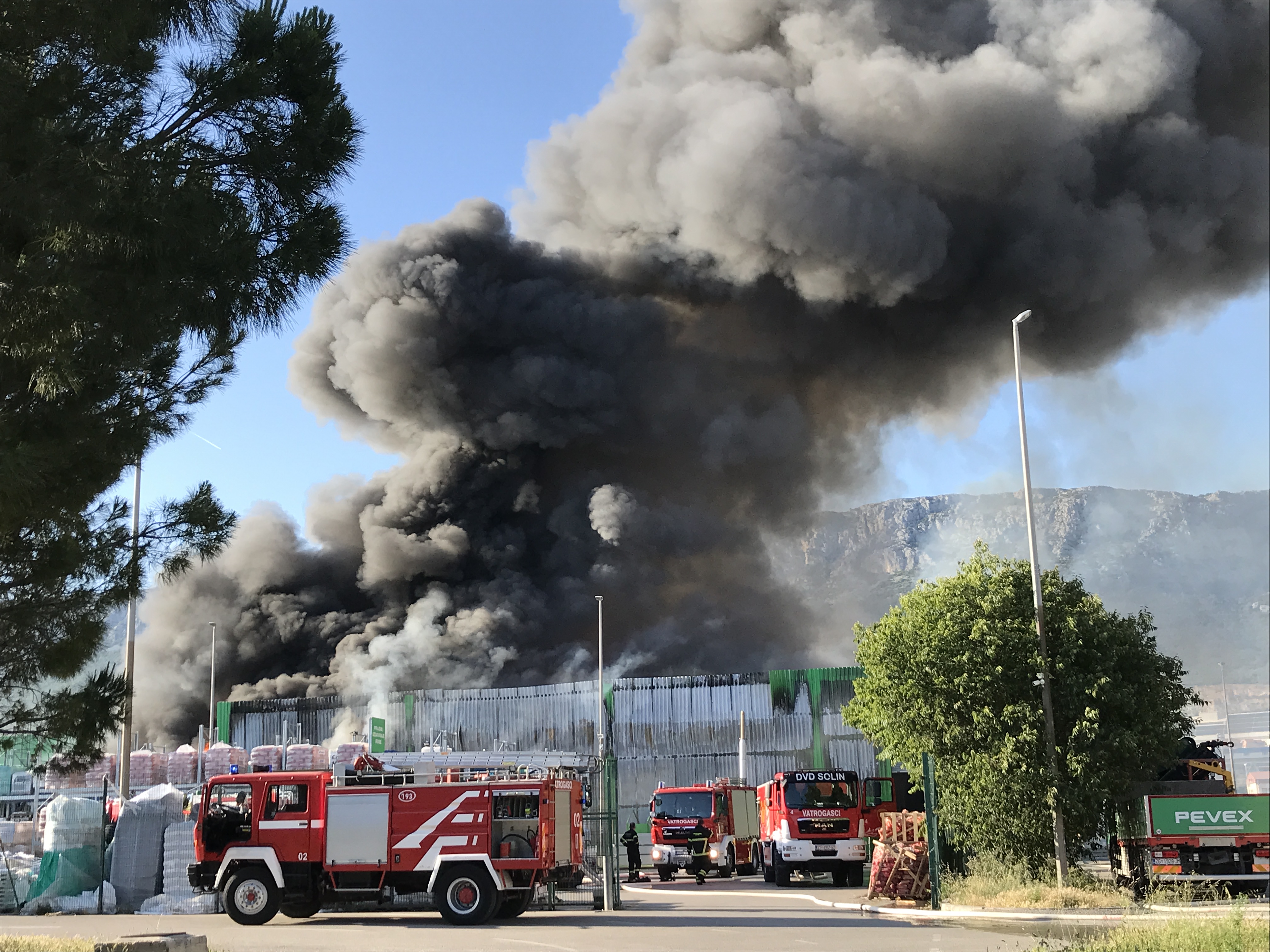 požar u pevexu u kaštelu