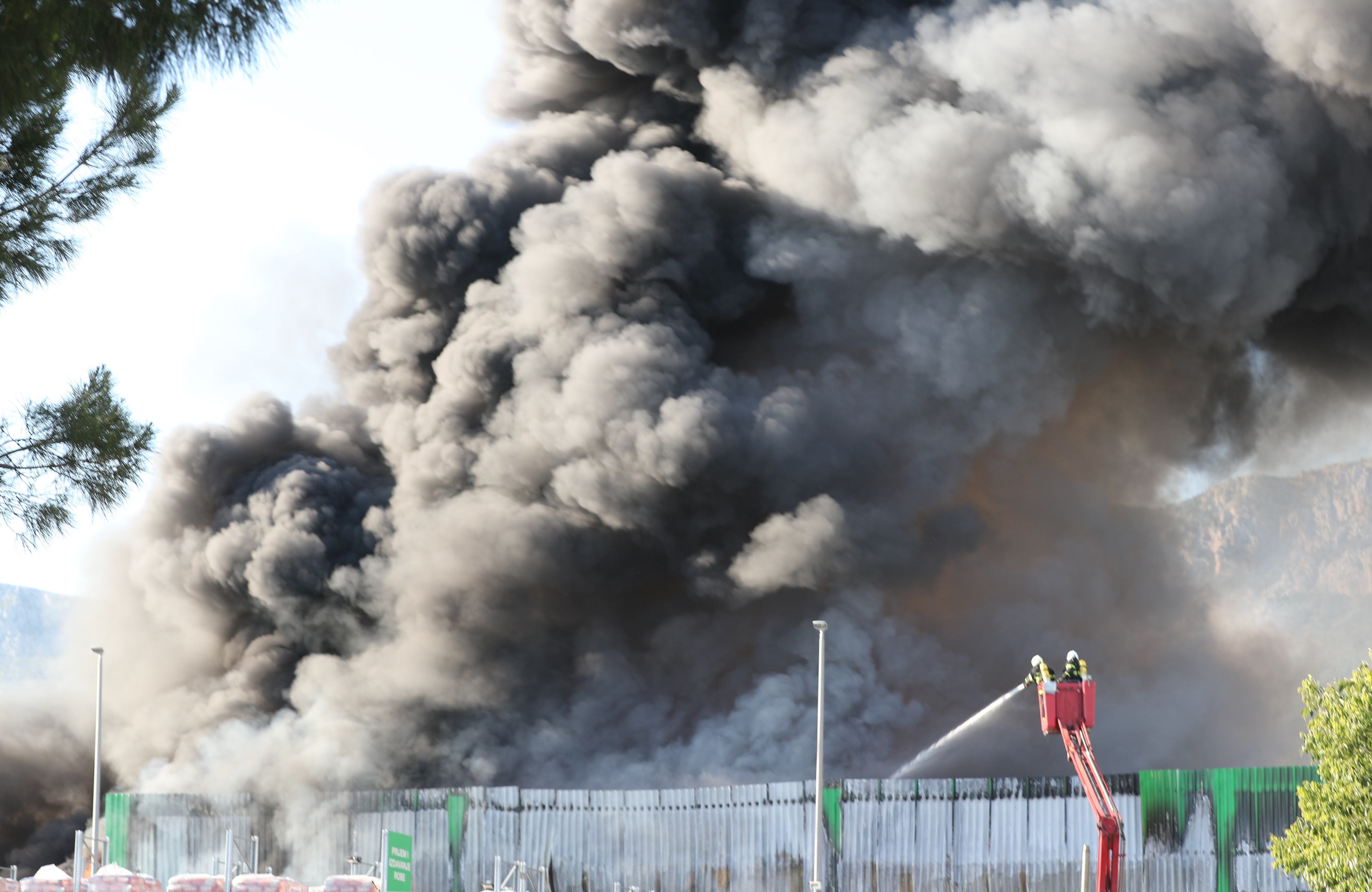 požar u pevexu u kaštelu