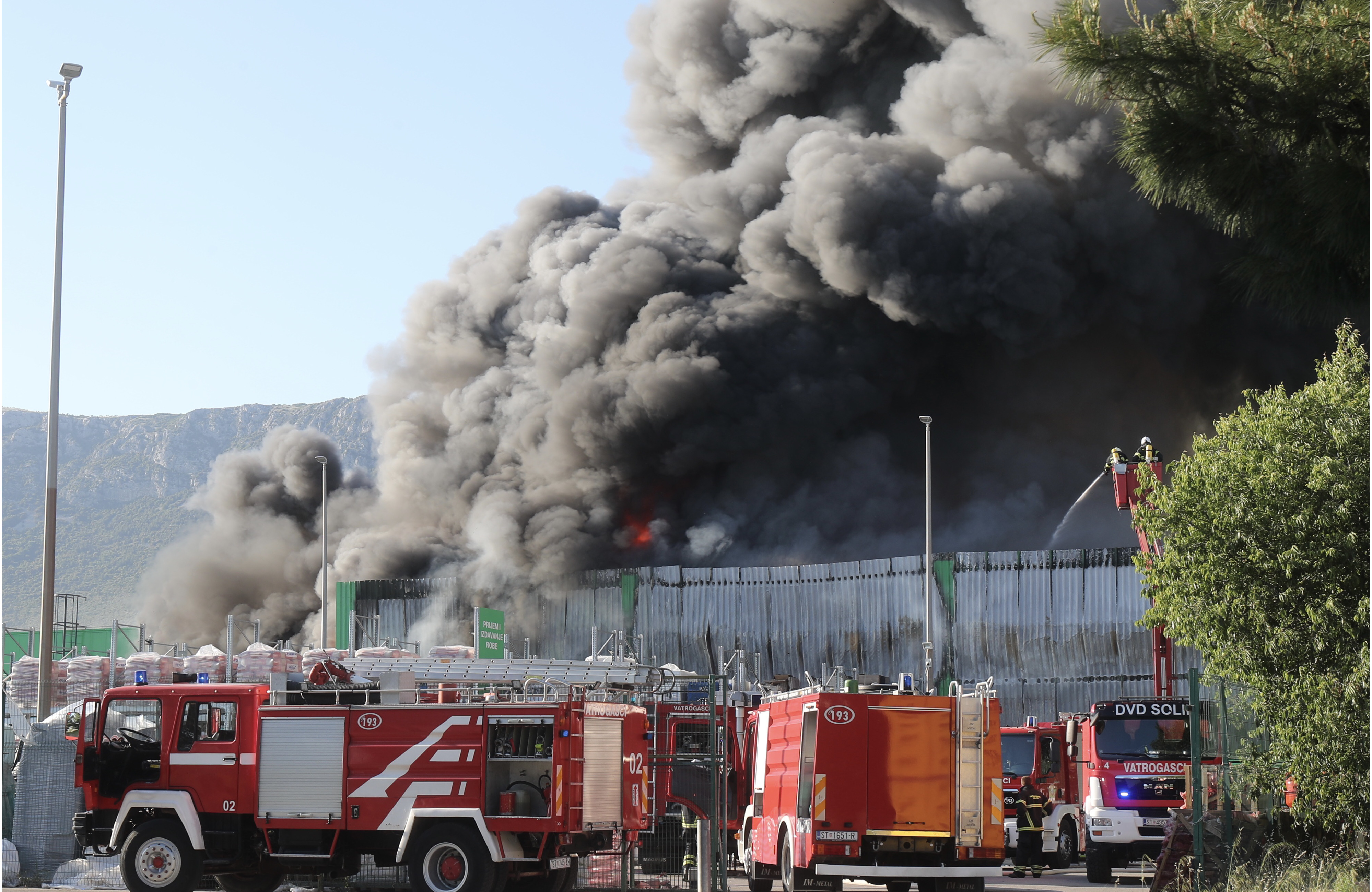 požar u pevexu u kaštelu